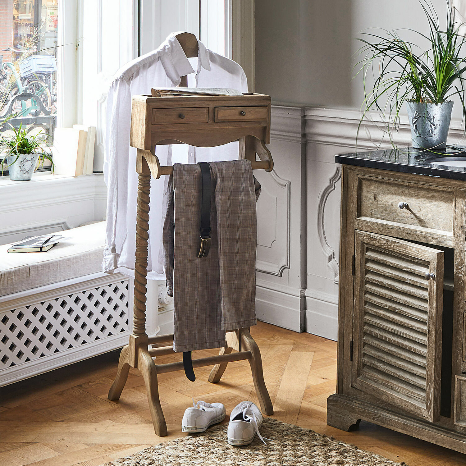Dressboy Doncaster Houten kledingrek met laden en broekhouder in lichte kamer met houten vloer