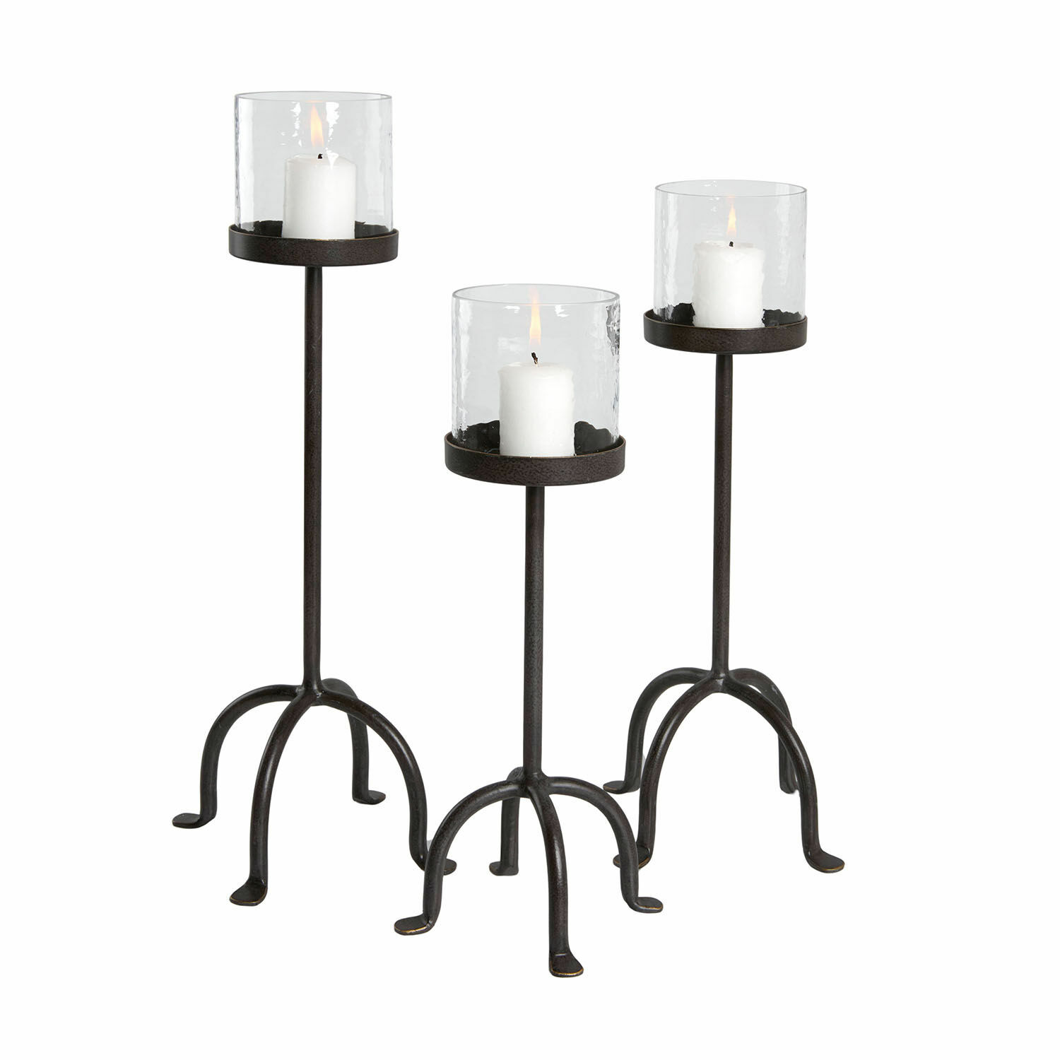 Set van drie metalen kandelaren met helder glas en witte kaarsen voor interieurdecoratie