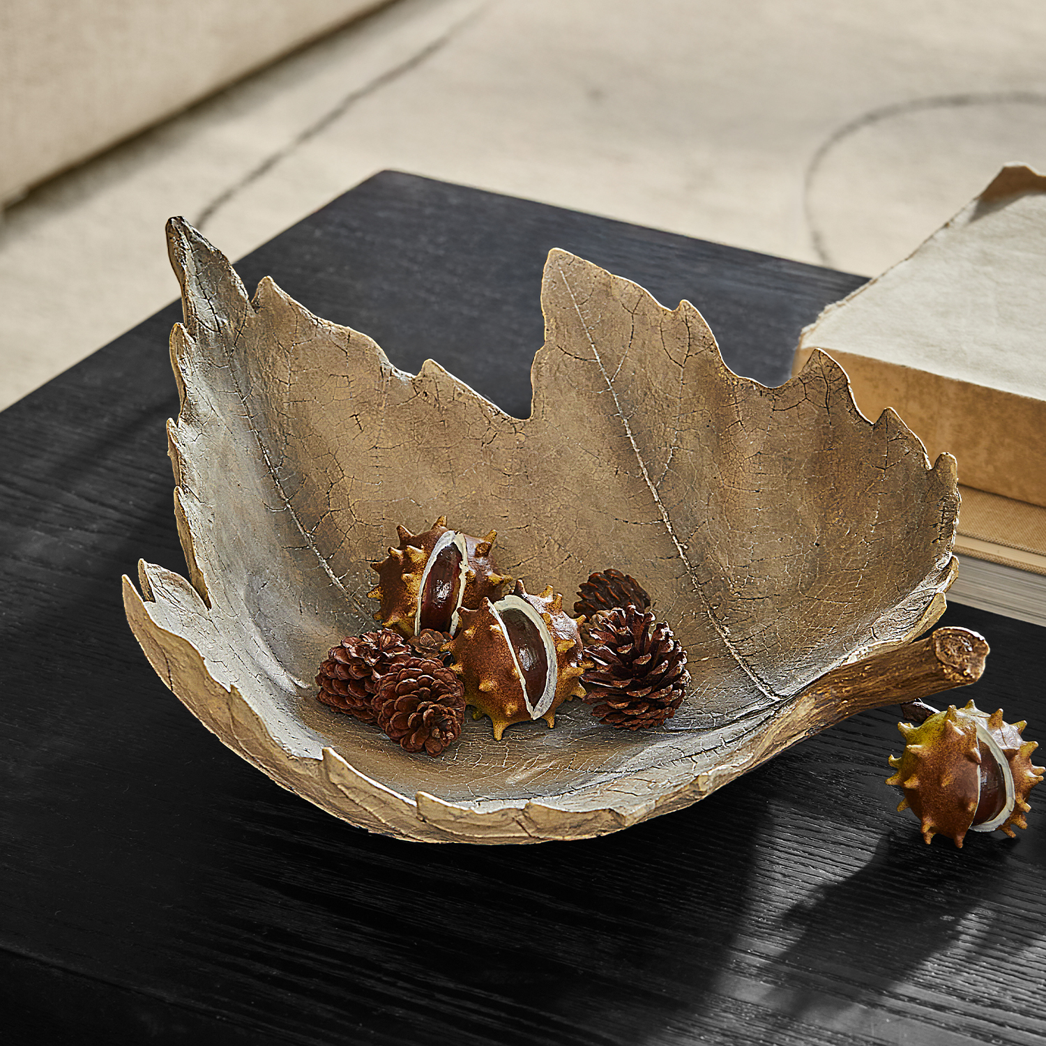 Decoratieve schaal in de vorm van een blad van beige keramiek voor eettafel