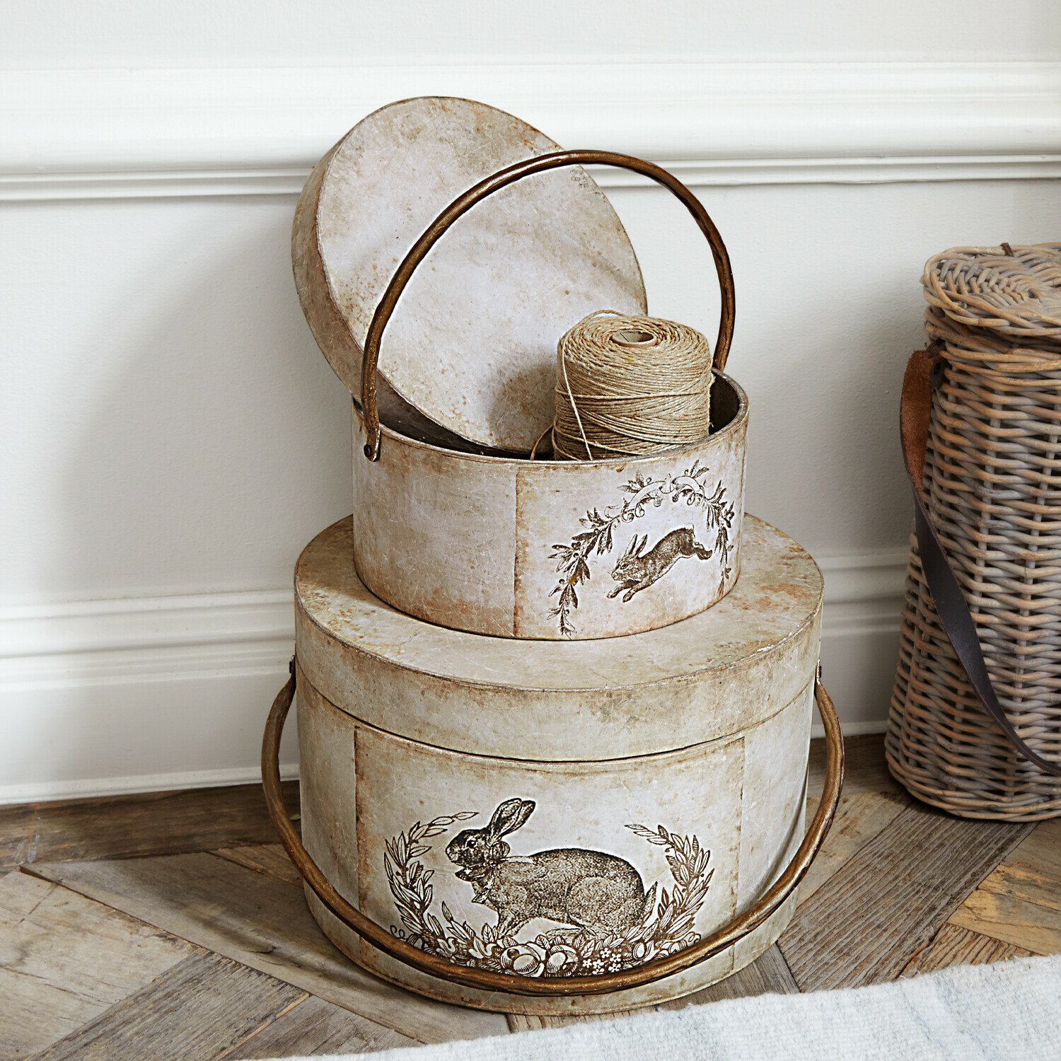 Twee ronde opbergdozen van beige papier-maché met konijnenmotief, decoratieve opbergdozen