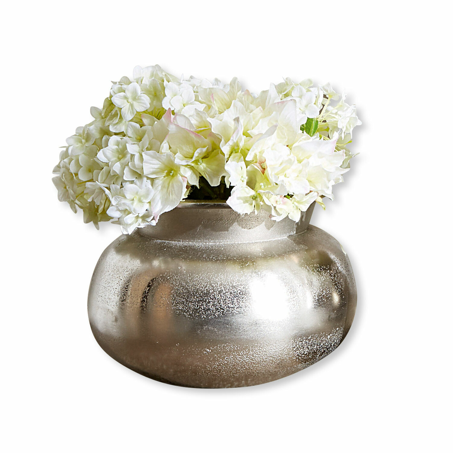 Zilverkleurige metalen vaas met witte decoratieve bloemen voor interieurdecoratie