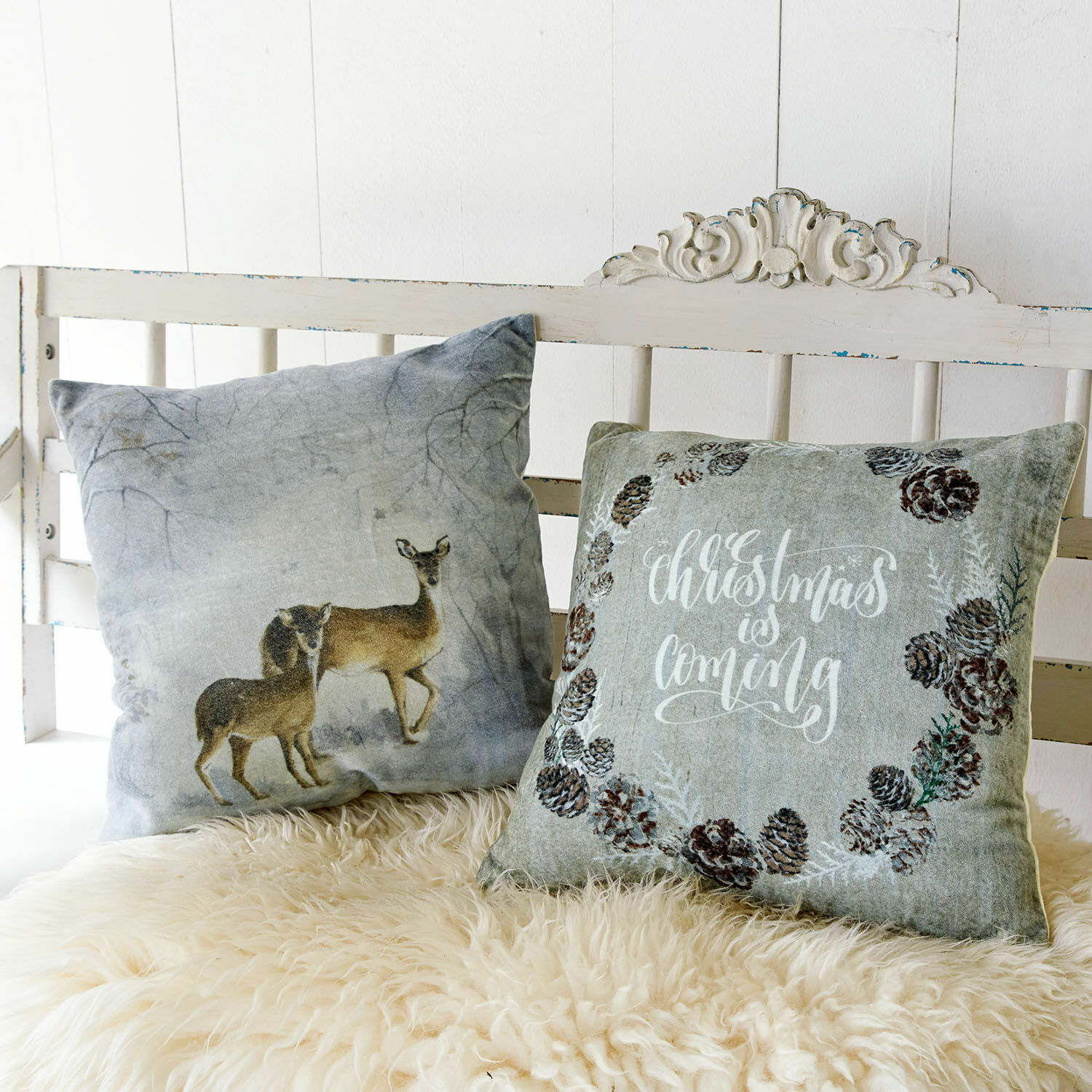 Decoratieve kussens met hertenmotief en tekst Christmas is coming op grijze stof
