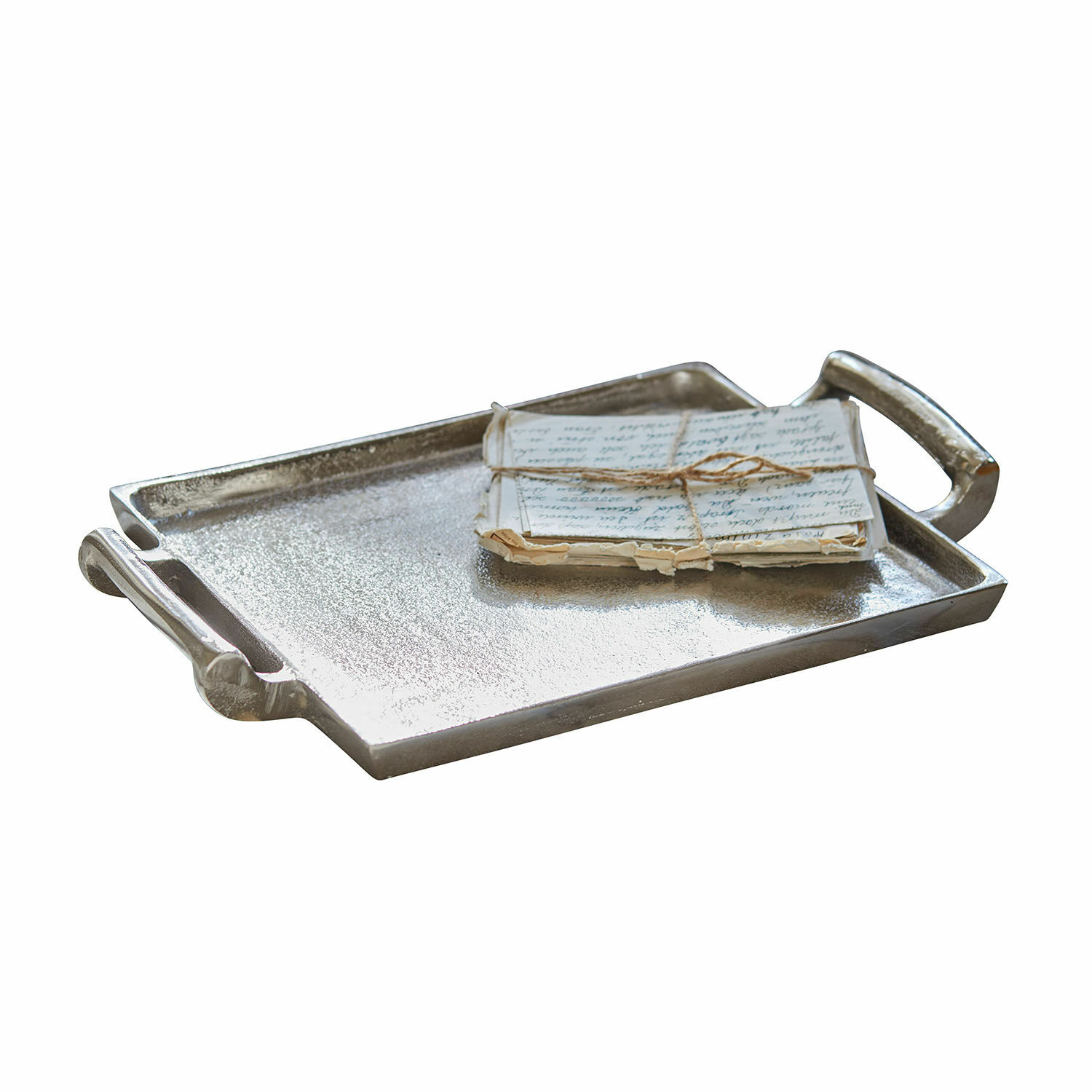 Dienblad Connaire Zilverkleurig metalen dienblad met handvatten en stapel oude brieven vastgebonden met touw