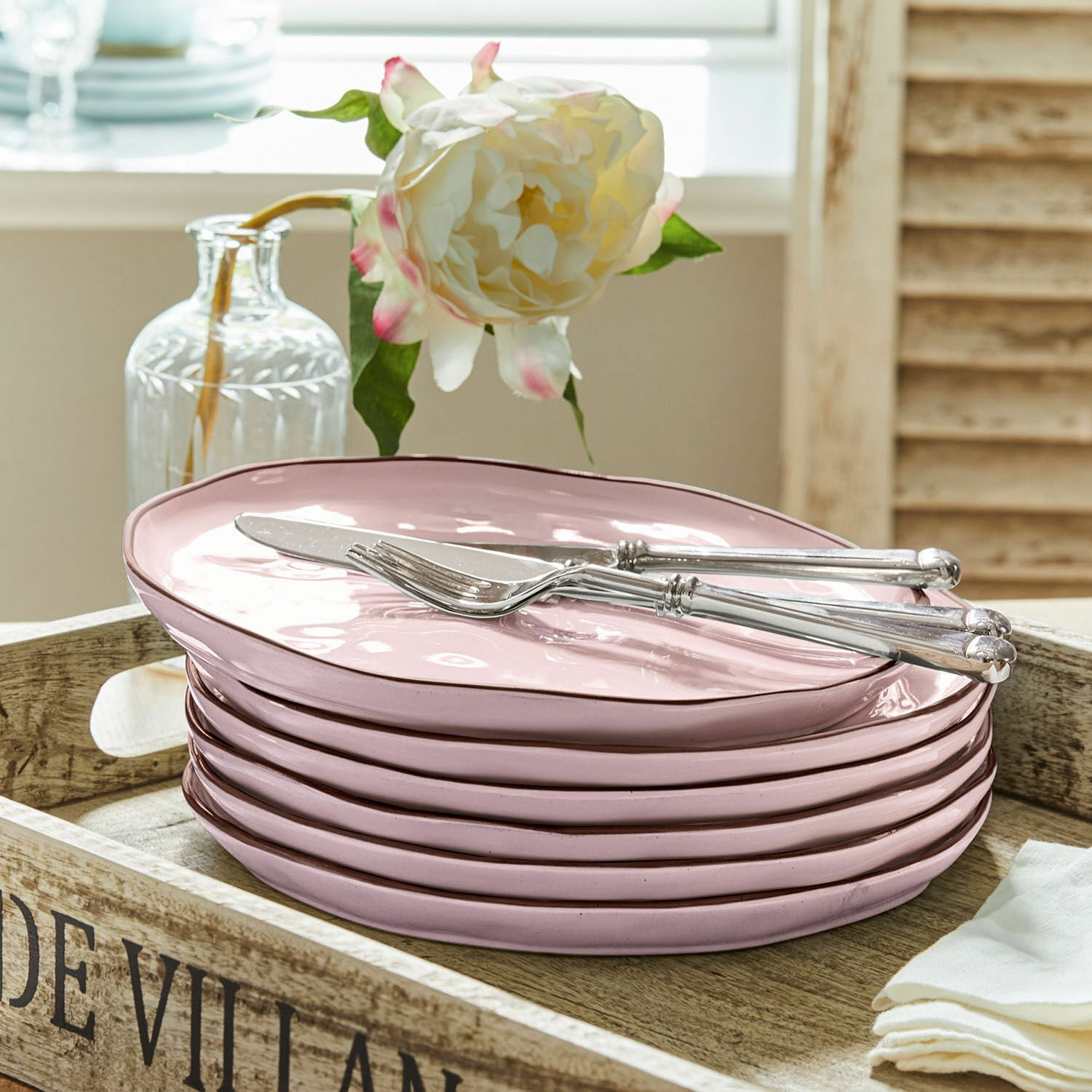 Bord set van 6 Biarré Set roze keramische borden op houten dienblad met mes en vork, tafeldecoratie