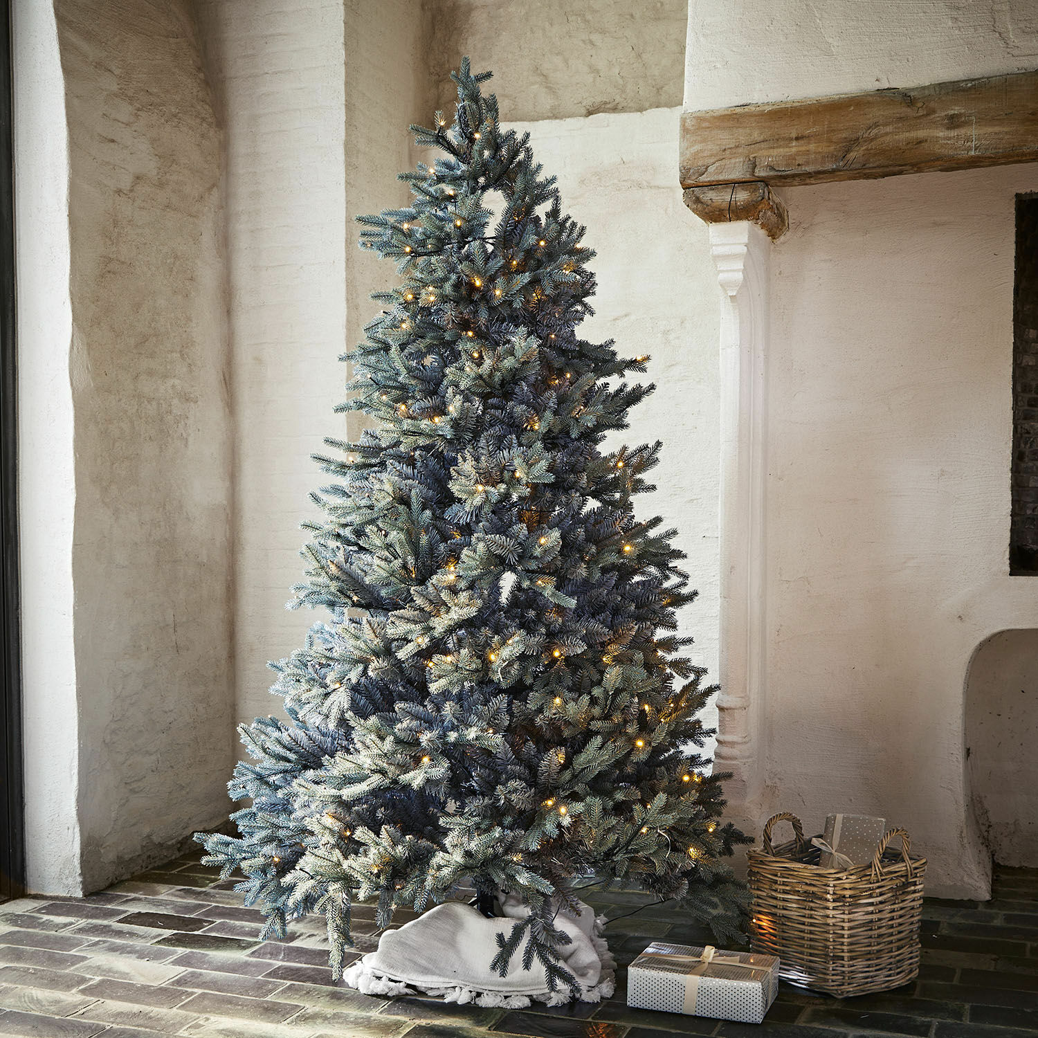 Kerstboom Patrick Kunstkerstboom met besneeuwde takken en warme LED-verlichting in rustieke kamer