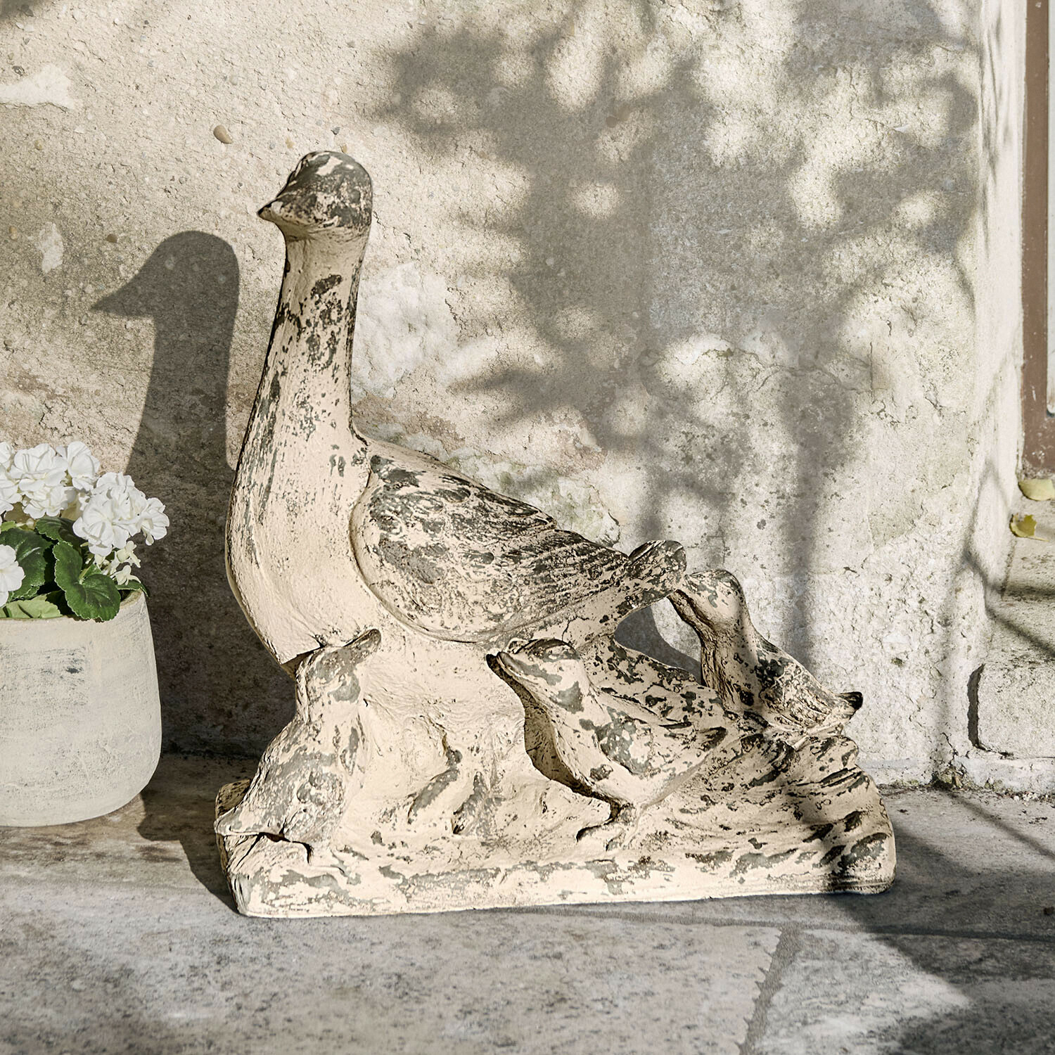 Beeldje Méravon Tuinornament van steen in de vorm van een eend met kuikens in beige en grijs