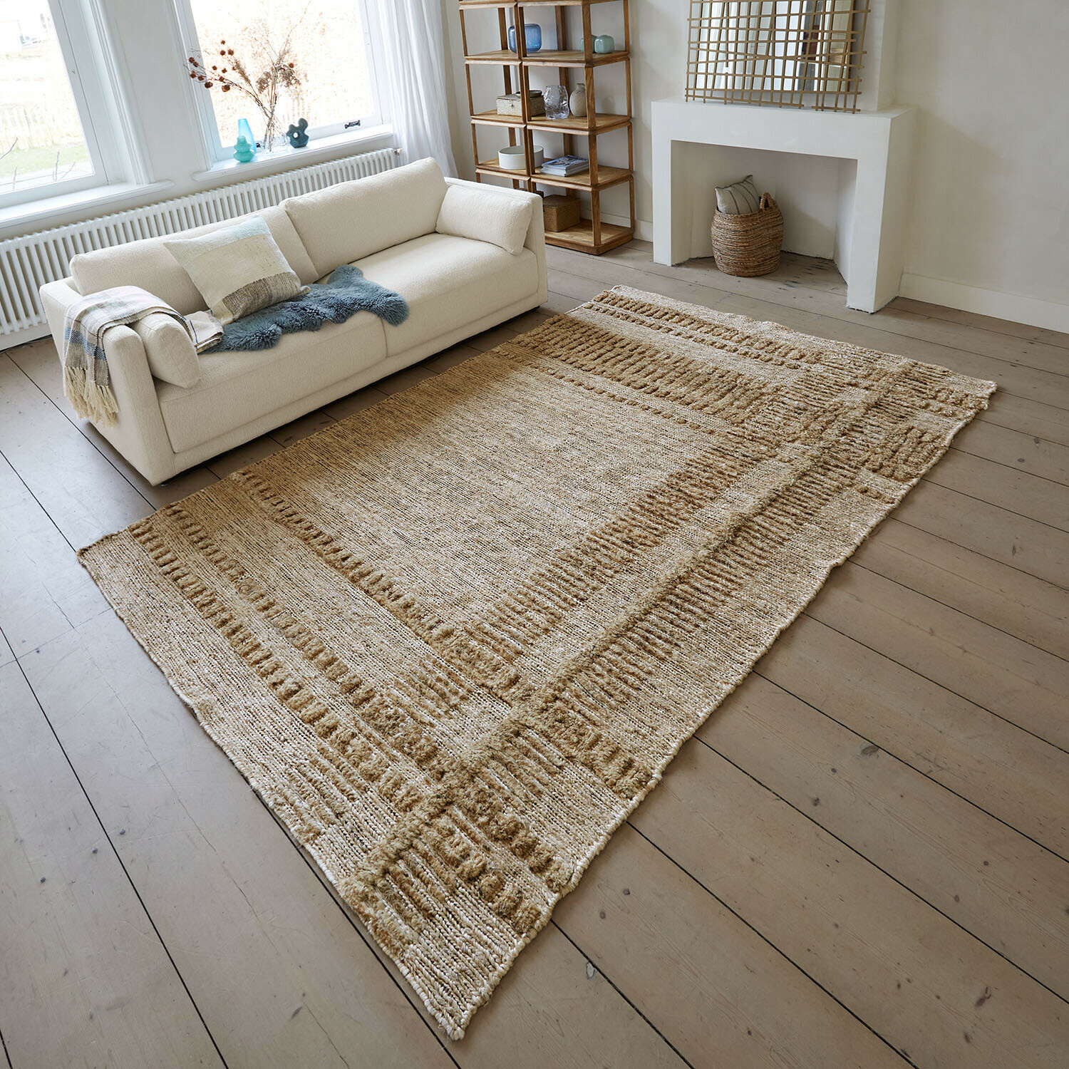 Vloerkleed Lorianza Grote beige jute vloerkleed met geometrisch patroon in een moderne lichte woonkamer
