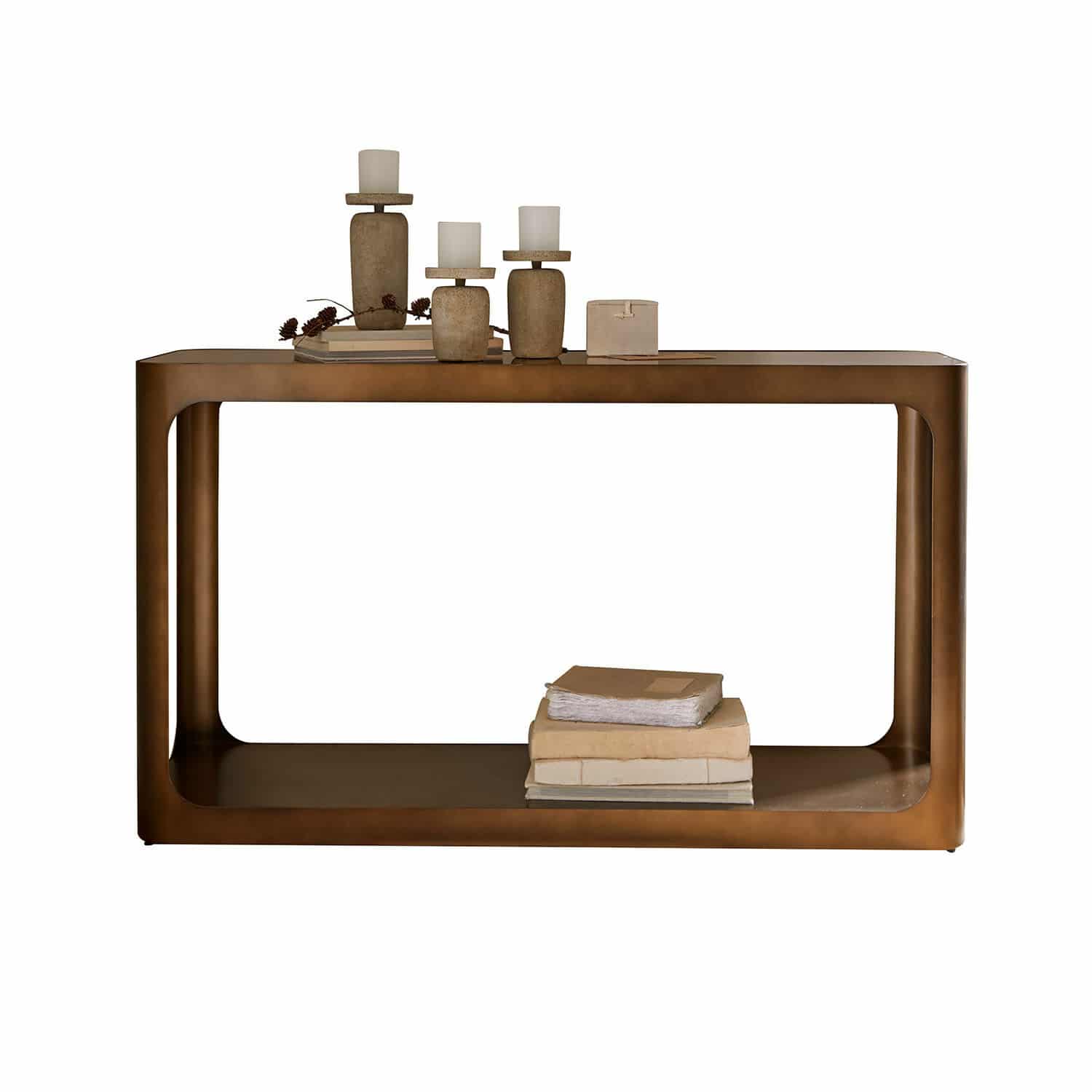 Wandtafel Bexington Bruine metalen salontafel met afgeronde hoeken, versierd met kandelaars en boeken, modern design
