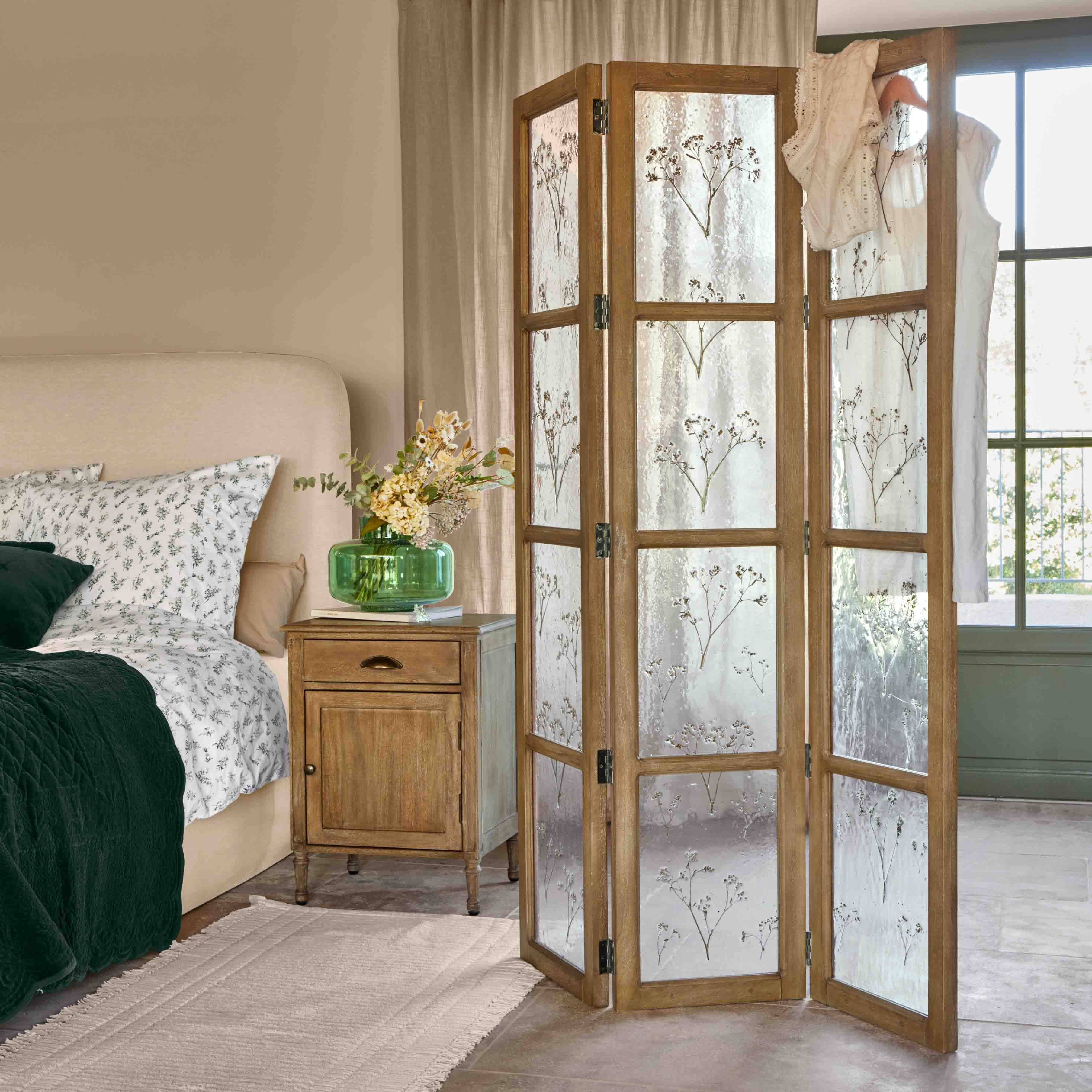Houten kamerscherm met matglas en gedroogde bloemen, natuurlijke interieurdecoratie
