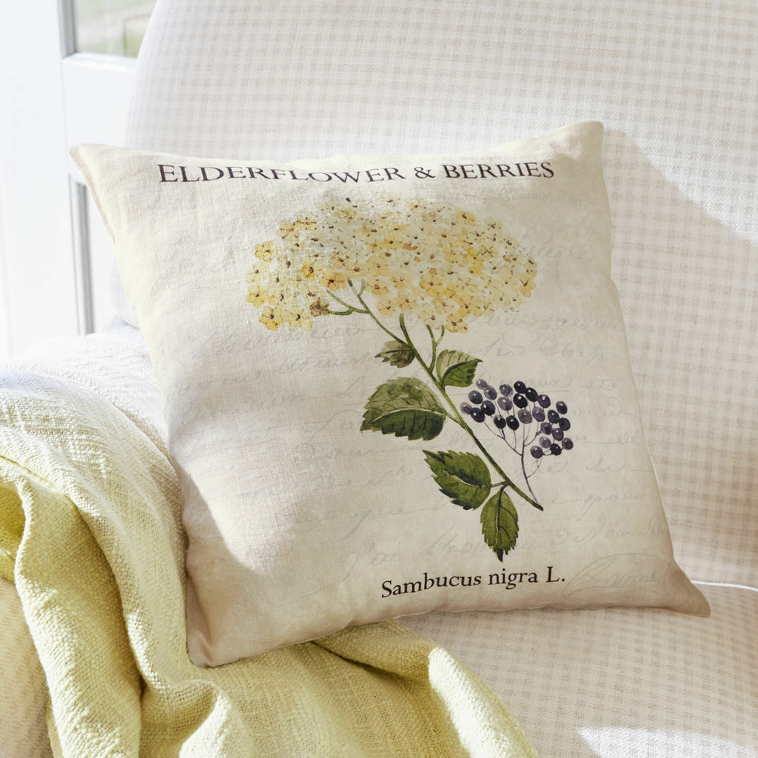 Kussenhoes Sambucus Beige linnen kussen met print van zwarte vlierbloesem en groene bladeren, decoratief voor woonkamer
