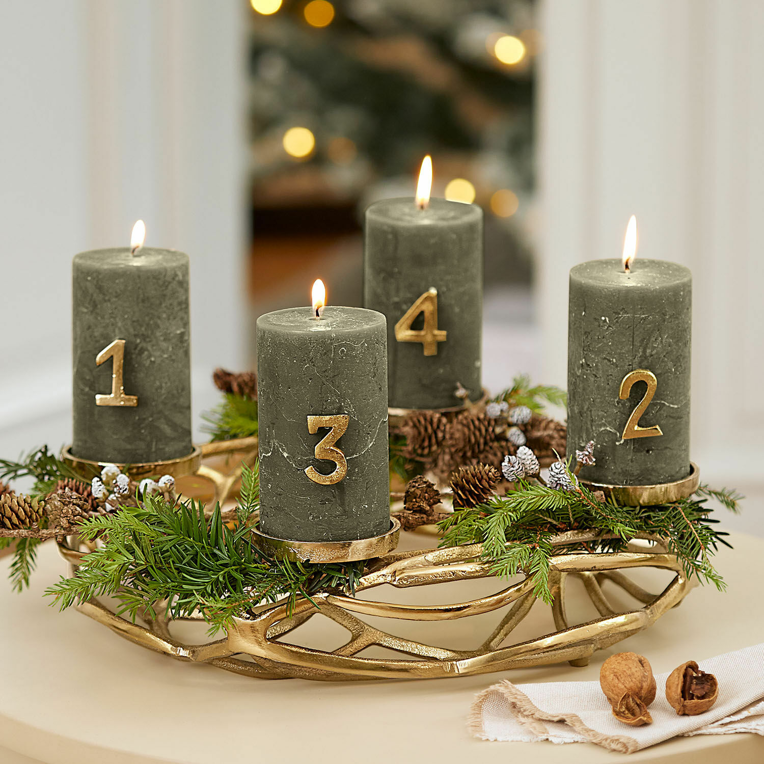 Decoratiepin set van 4 Marfino Set van 4 groene adventskaarsen met nummers op gouden standaard met dennenappels en takken
