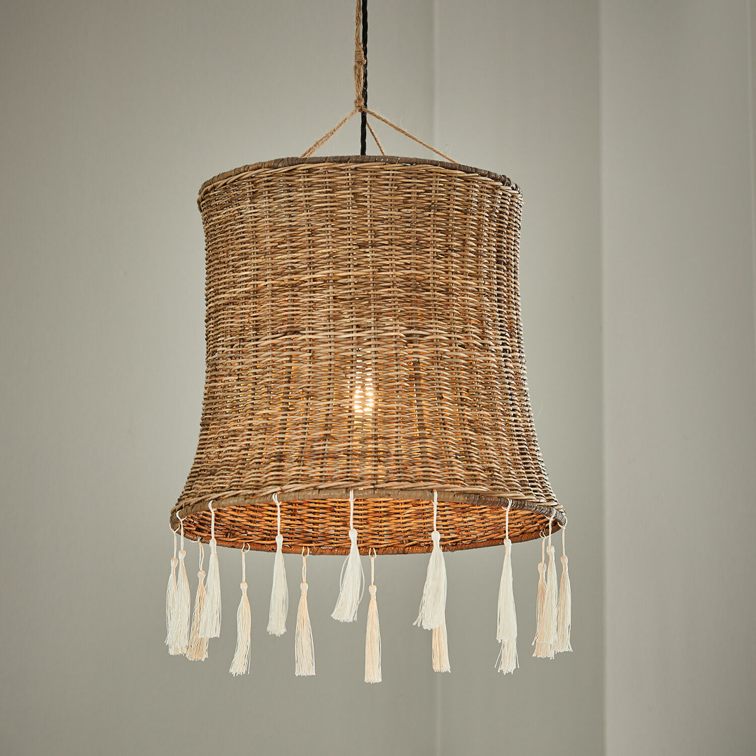 Hanglamp van natuurlijk riet met witte kwastjes, decoratieve plafondlamp voor sfeervolle ruimtes