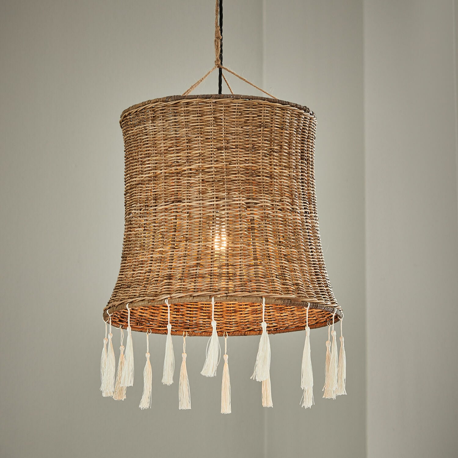 Lampenkap Éverill Hanglamp van natuurlijk riet met witte kwastjes, decoratieve plafondlamp voor sfeervolle ruimtes