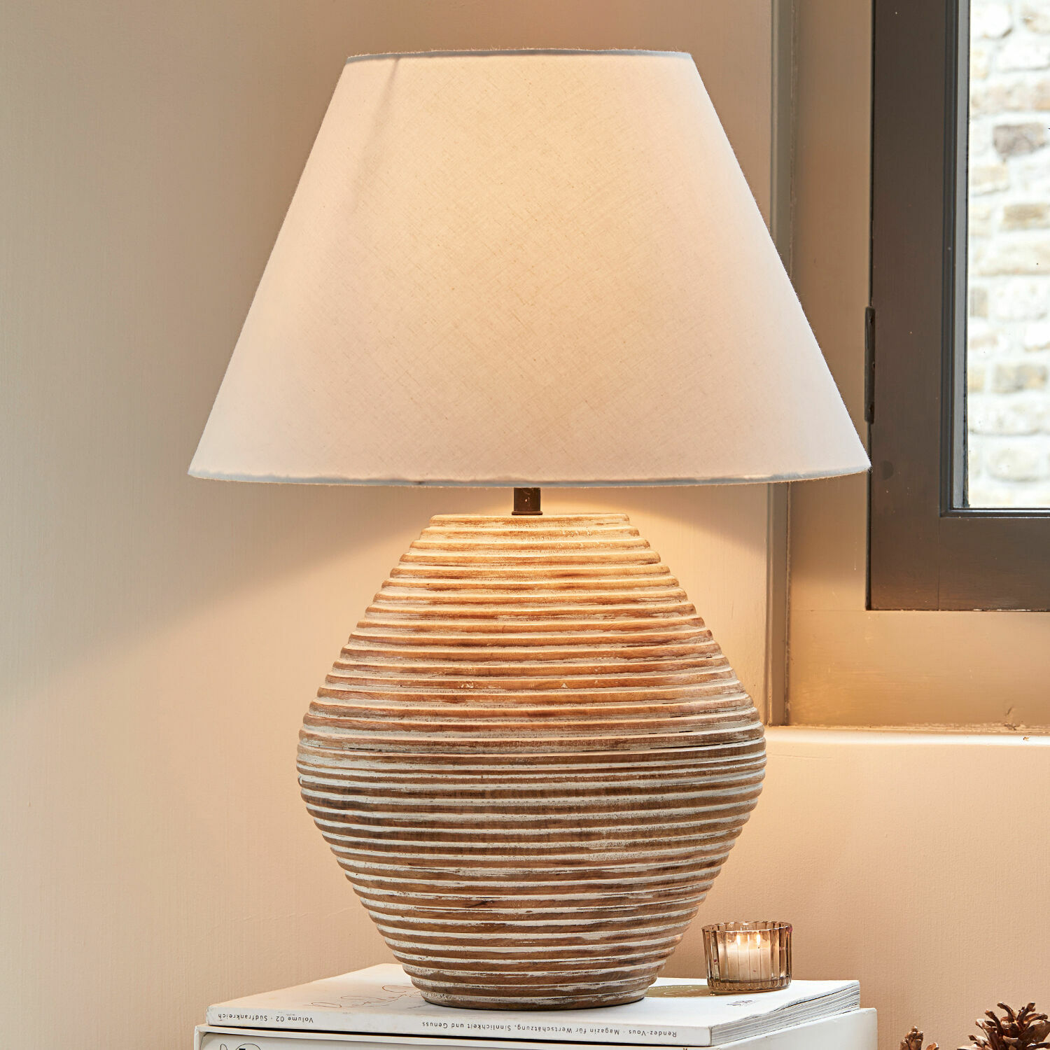 Tafellamp Landelin Tafellamp van keramiek in beige-wit met stoffen kap, stijlvolle interieurdecoratie