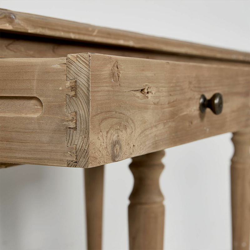 Tafelblad van massief hout in natuurlijke kleur met zichtbare verbinding en metalen ladegreep