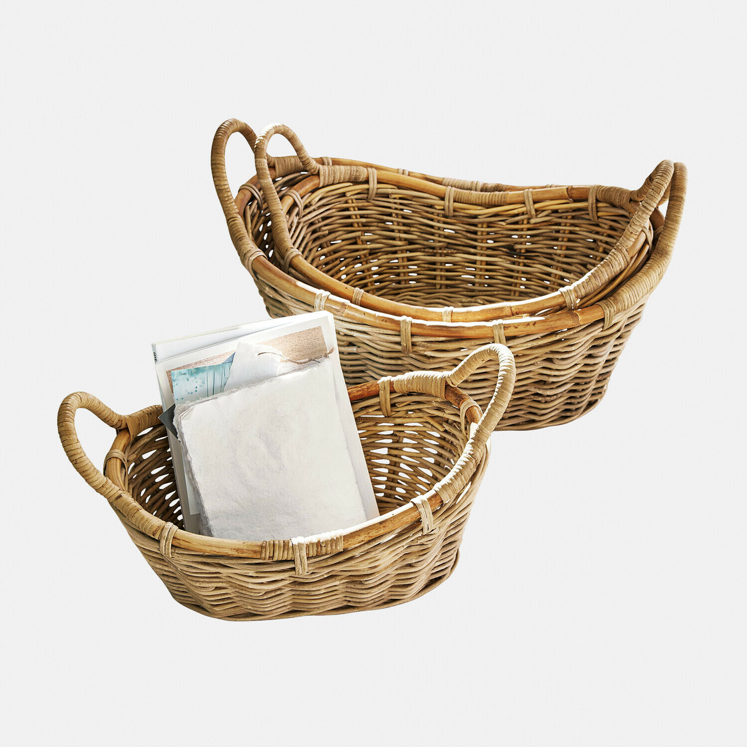 Set van twee natuurlijke rieten manden met handvatten, ideaal voor opbergen en decoratie