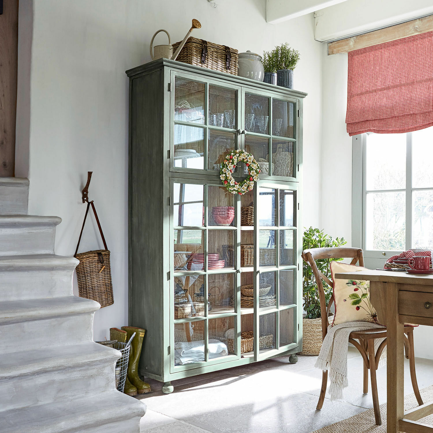 Buffetkast Bellac Groene houten vitrinekast met glazen deuren in lichte kamer met natuurlijke decoratie
