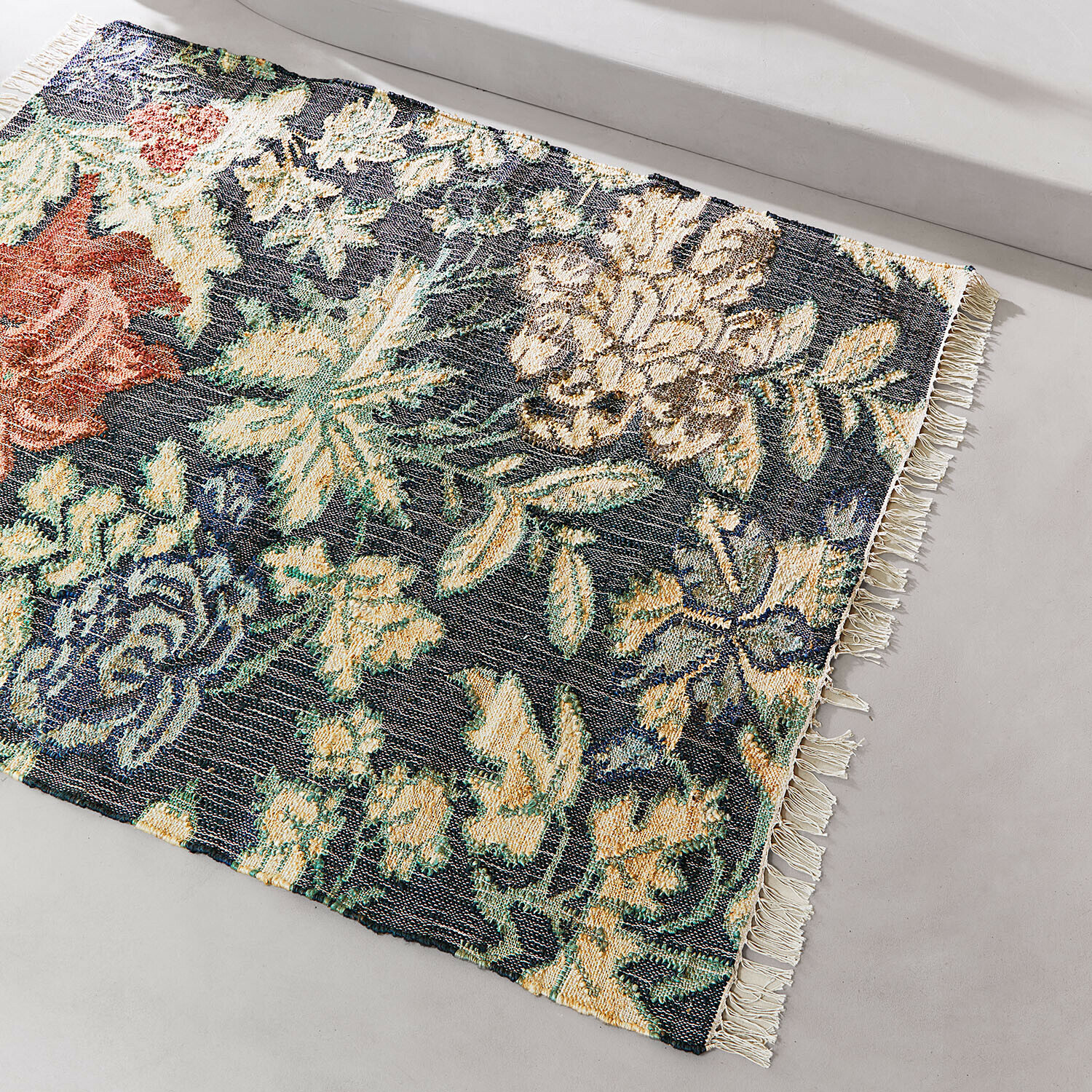 Vloerkleed Nayiral Geweven vloerkleed met bloemenpatroon in groen, beige en rood met franjes, vloerdecoratie