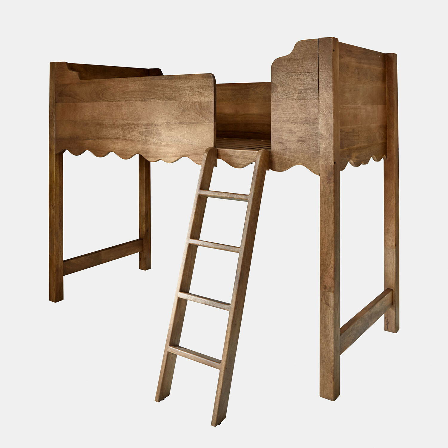 Houten hoogslaper in natuurlijke bruine kleur met ladder, geschikt voor kinderkamer