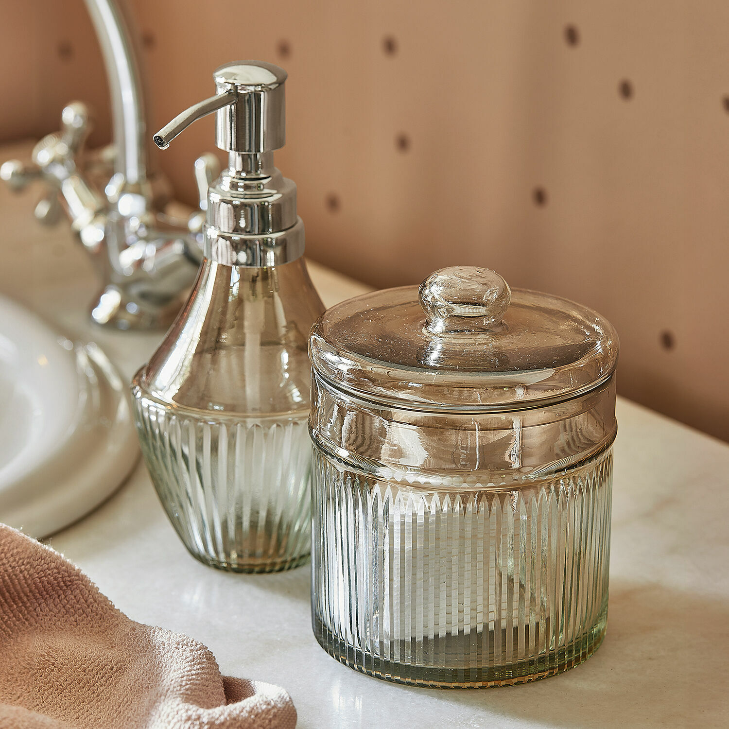 Badkamerset Jolivienne Glazen dispenser en pot met deksel in transparant voor badkamer, accessoires voor zeep en watten