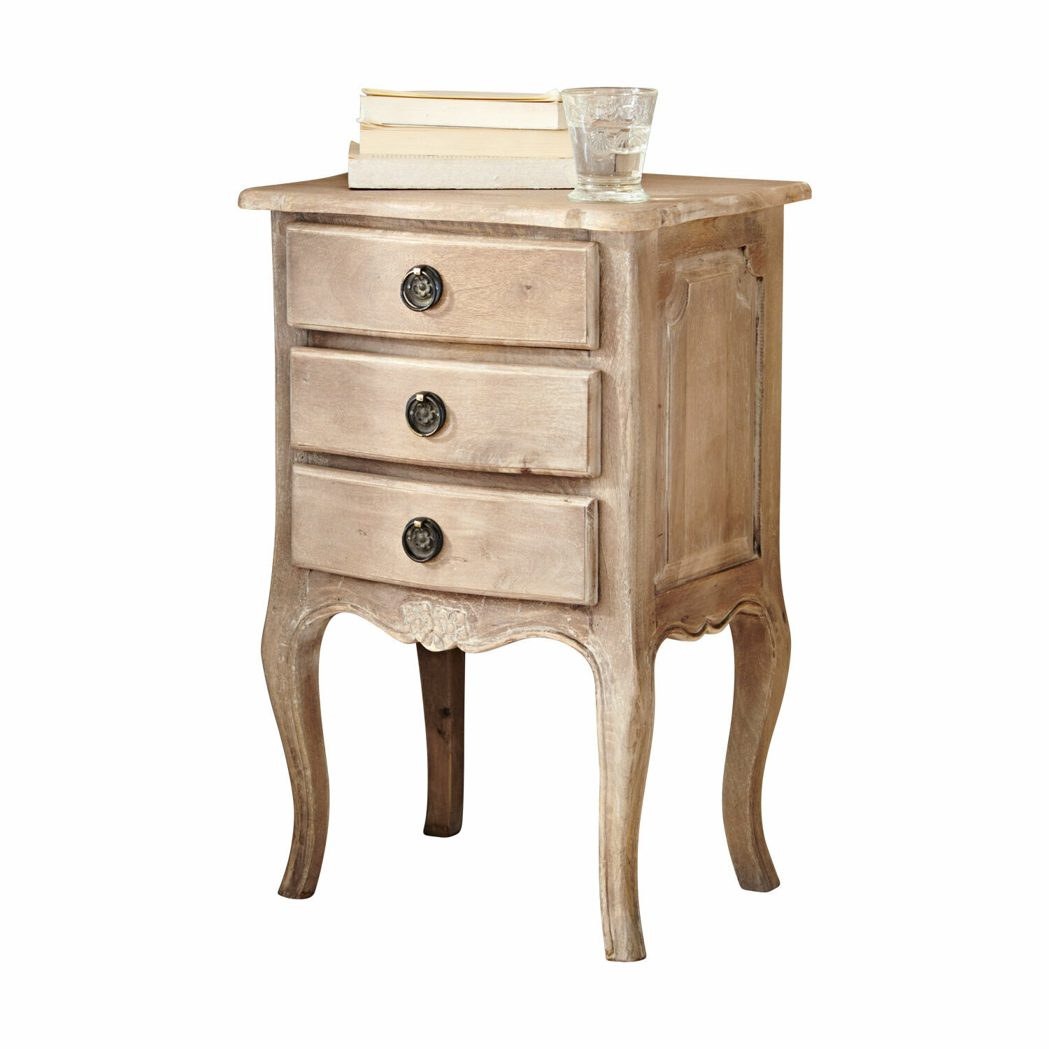 Nachtkastje Loury Nachtkastje van natuurlijk hout in vintage stijl met drie lades en decoratieve handgrepen