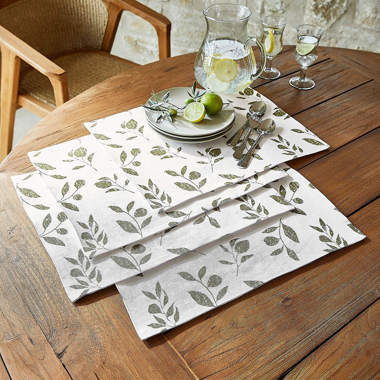 Placemat set van 4 Klivento Witte linnen servetten met groen bladmotief op houten tafel voor tafeldecoratie