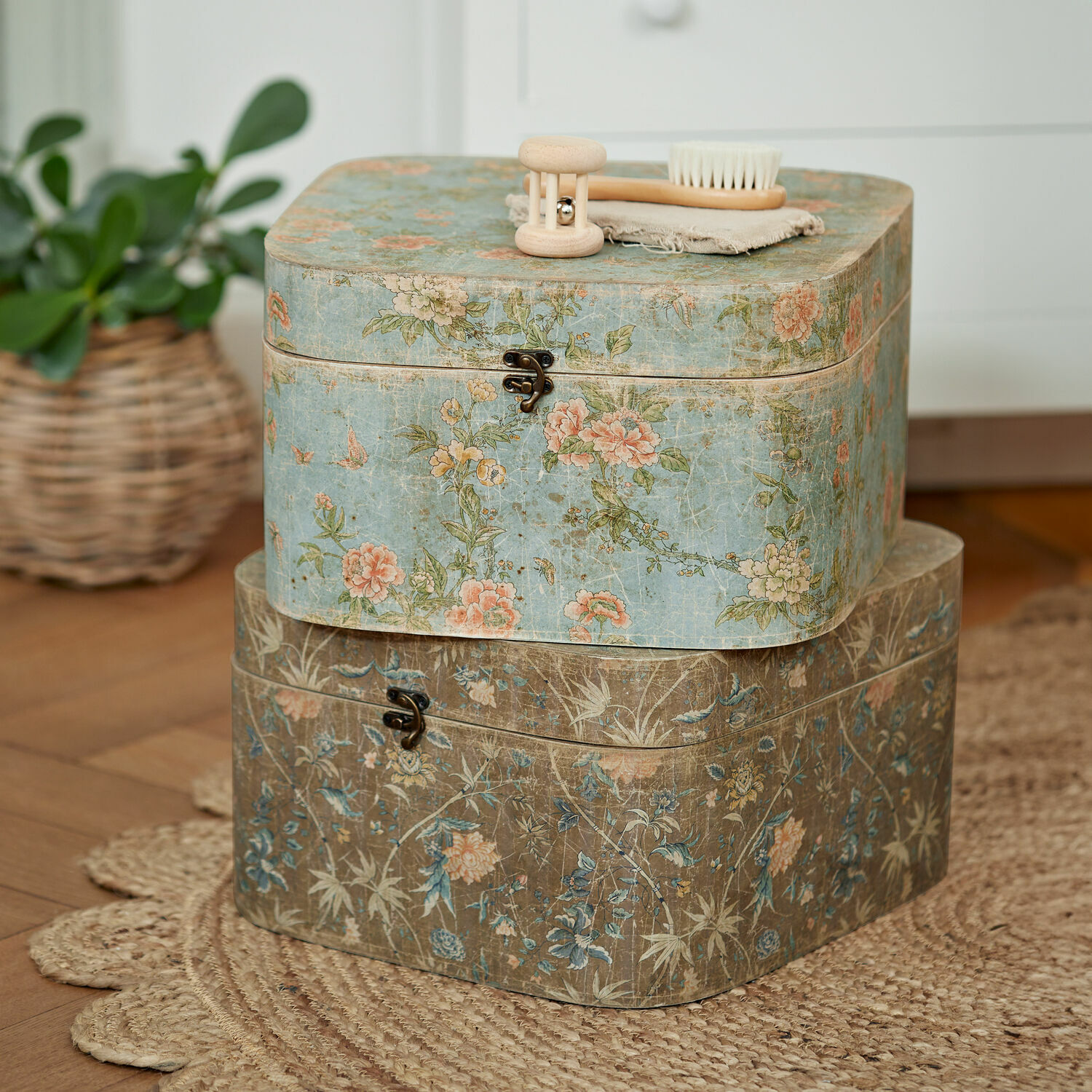 Box set van 2 Mafleur Twee decoratieve dozen met bloemenpatroon in pasteltinten op een gevlochten juten kleed