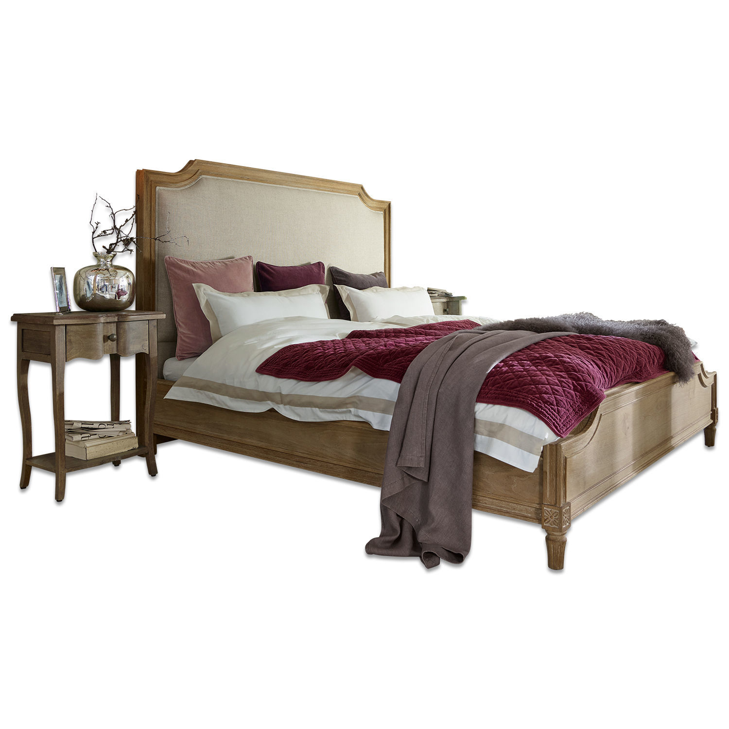 Bed Catham Houten bed met beige gestoffeerd hoofdeinde, bordeauxkleurig gewatteerd dekbed en kussens
