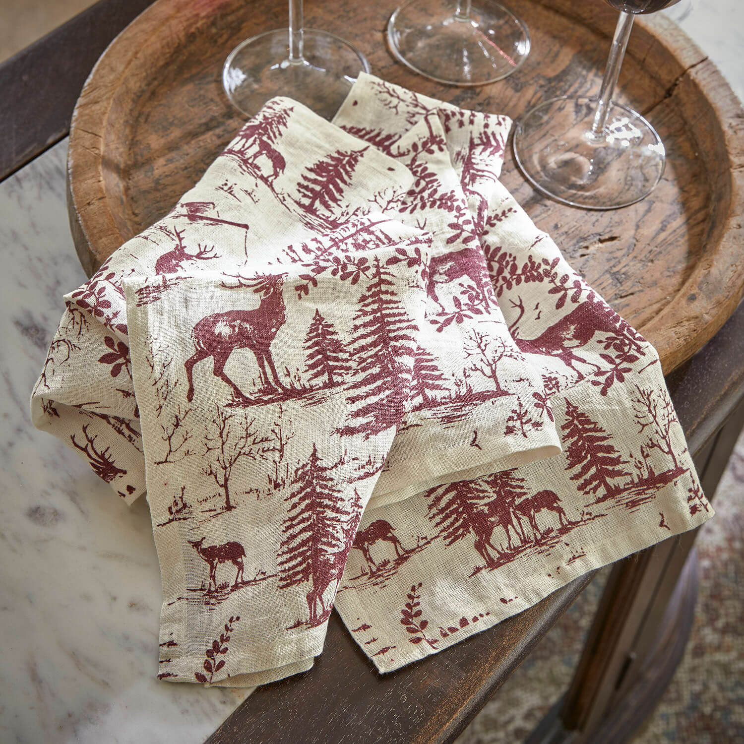 Linnen tafelkleed in natuurlijke kleur met bordeauxrode herten- en bomenprint, rustieke tafeldecoratie