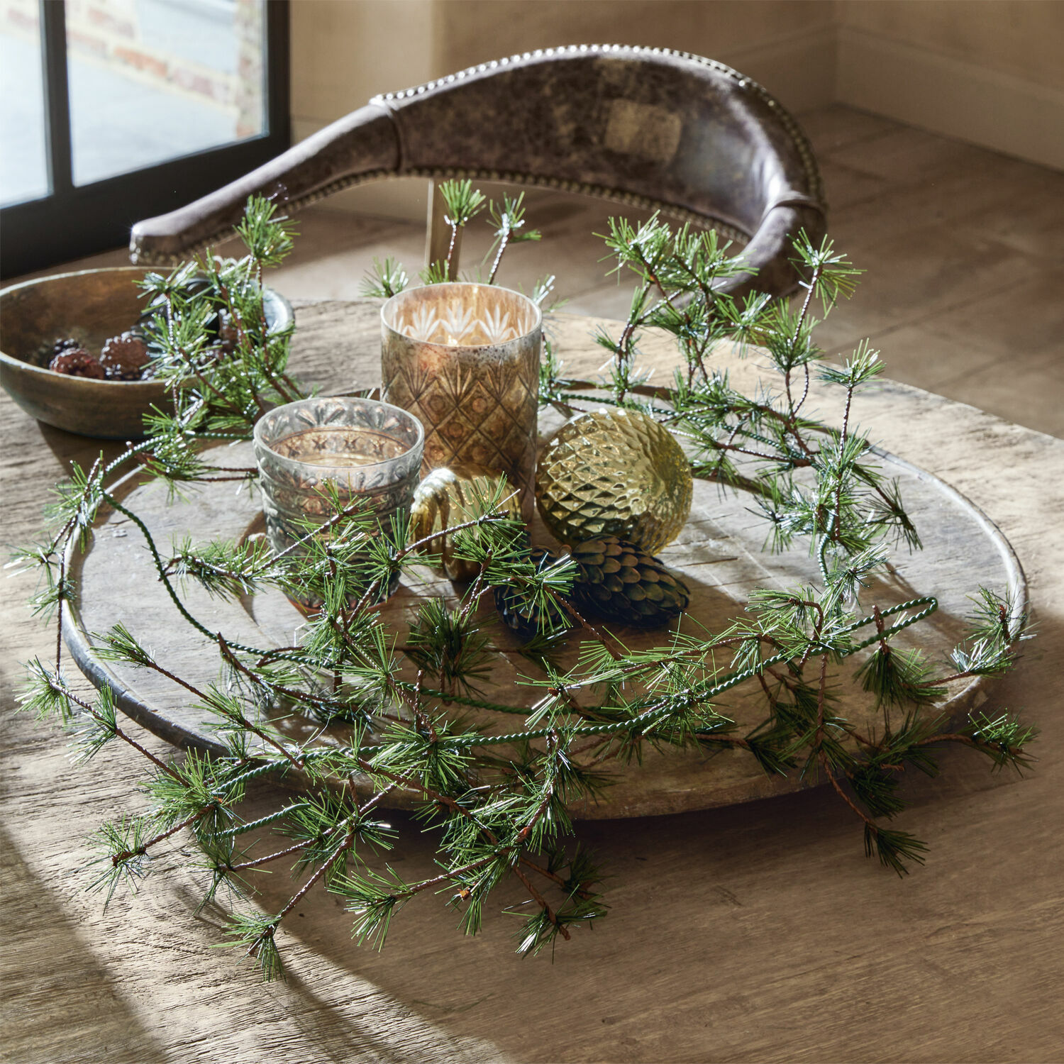 Guirlande set van 2 Bohicon Decoratieve groene slinger met takken op een houten dienblad met versieringen op tafel