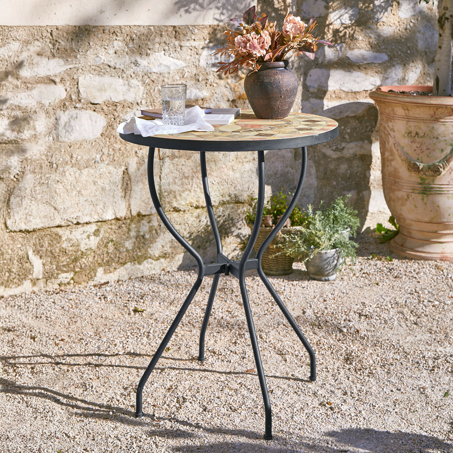 Tafel Oleanders Ronde tuintafel met metalen poten en pastelkleurig mozaïekblad