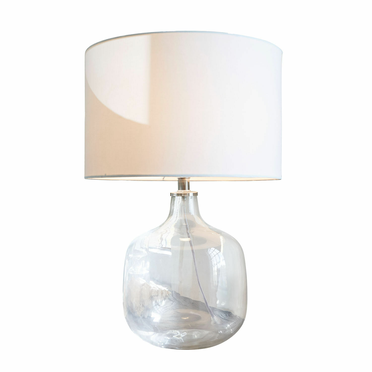 Tafellamp van helder glas met witte kap, modern design voor woonkamer