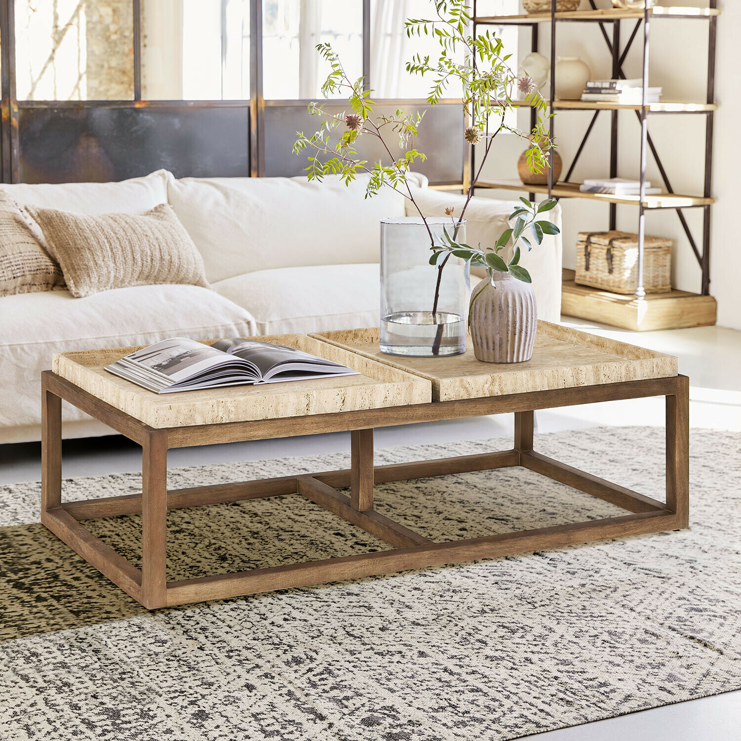Salontafel Edwyn Salontafel van licht hout met beige stenen blad in een lichte, moderne woonkamer