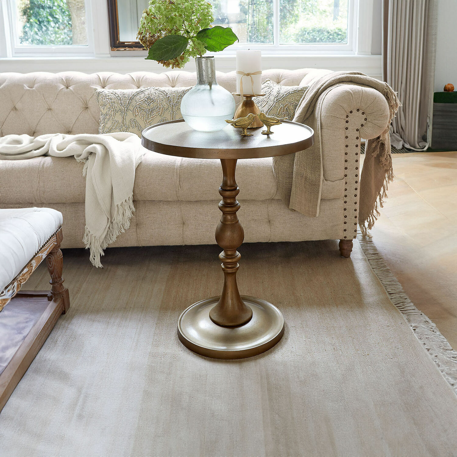 Bijzettafel Uralive Ronde bijzettafel van messingkleurig metaal voor een beige bank met decoratie in de woonkamer