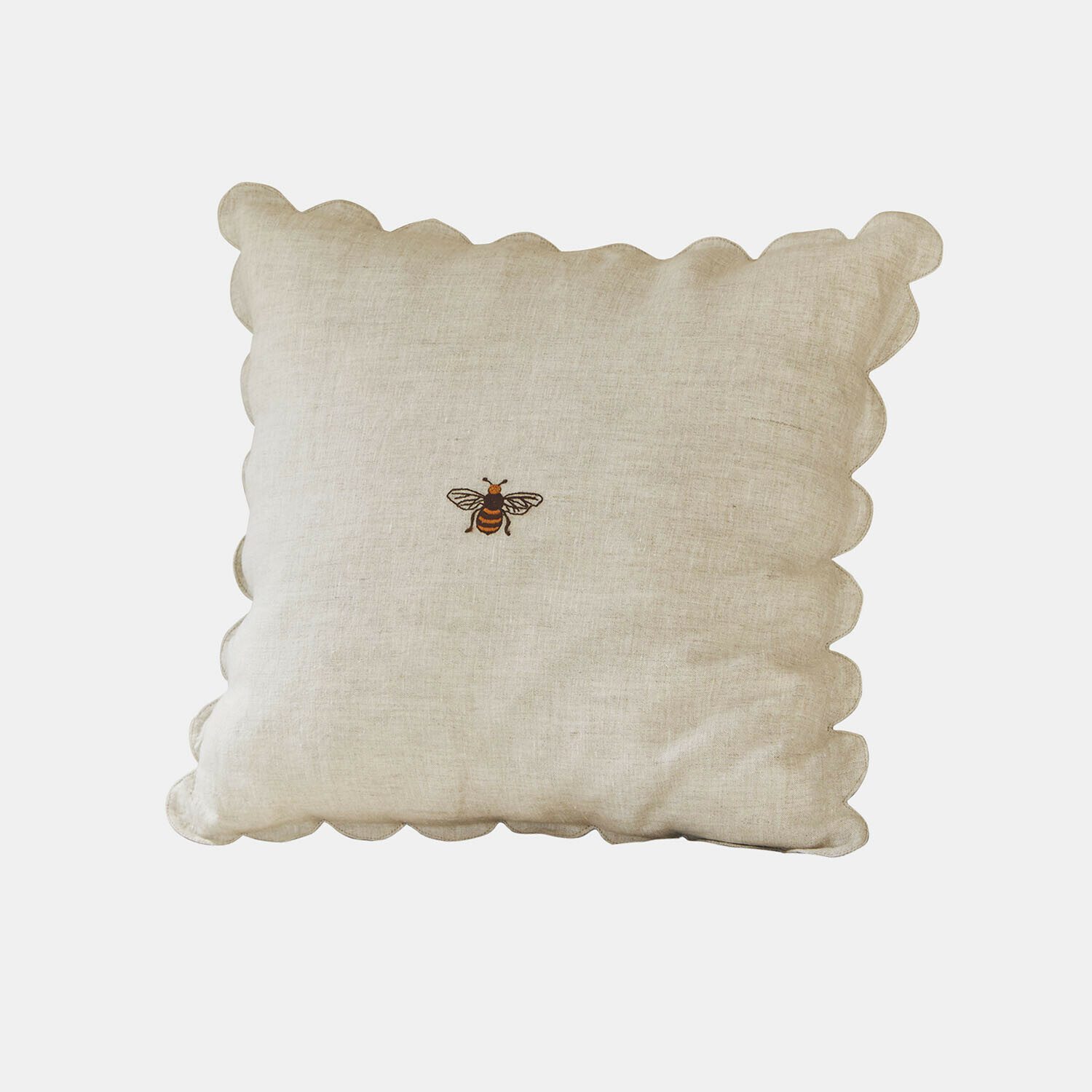 Beige linnen kussen met golvende rand en geborduurde bij, decoratief woonaccessoire