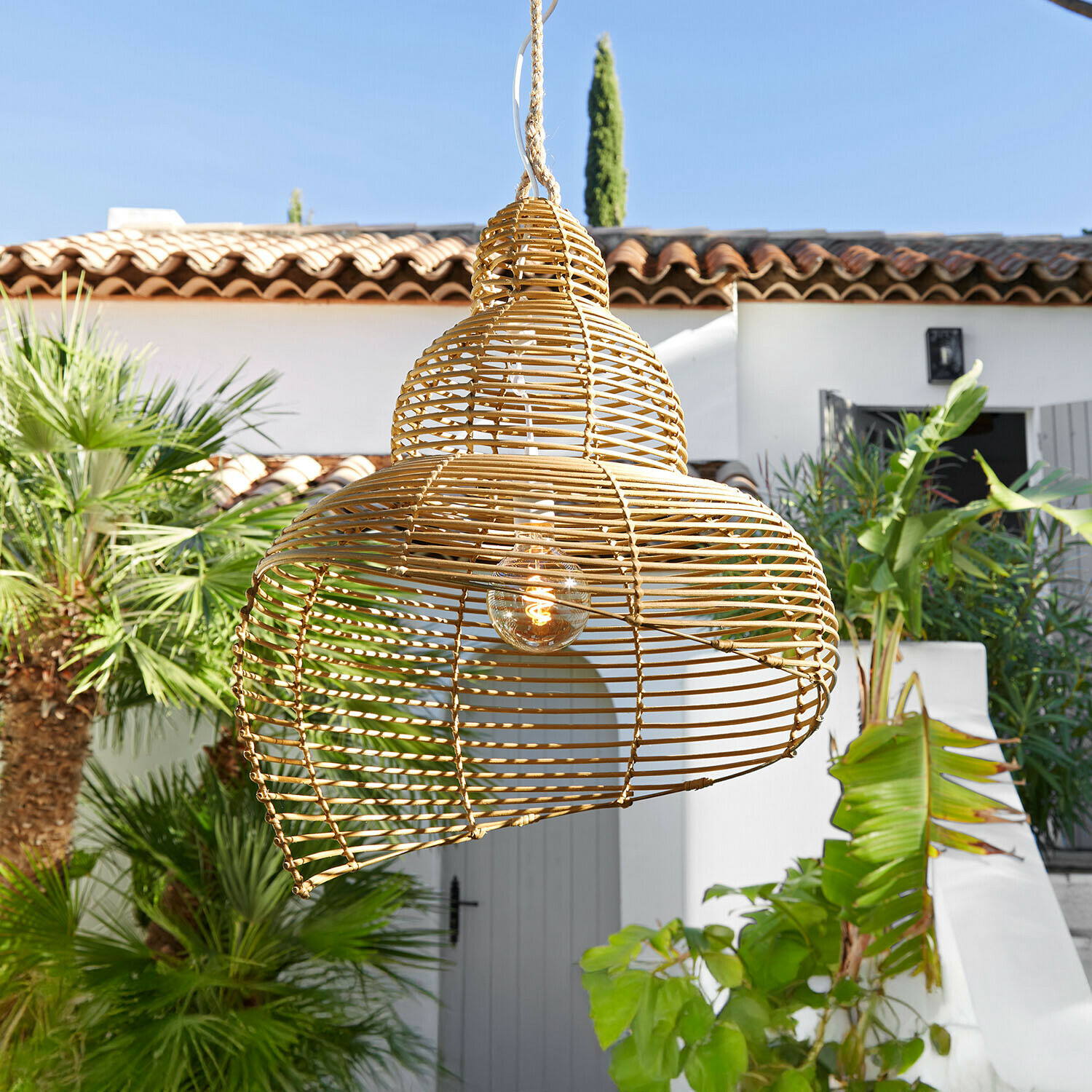 Hanglamp van natuurlijk riet, ideaal voor het decoreren van tuin en terras