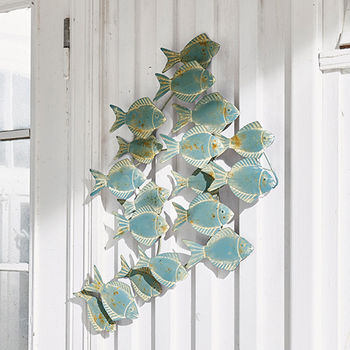 Wanddecoratie van metaal met groep blauwgroene vissen in verouderde look
