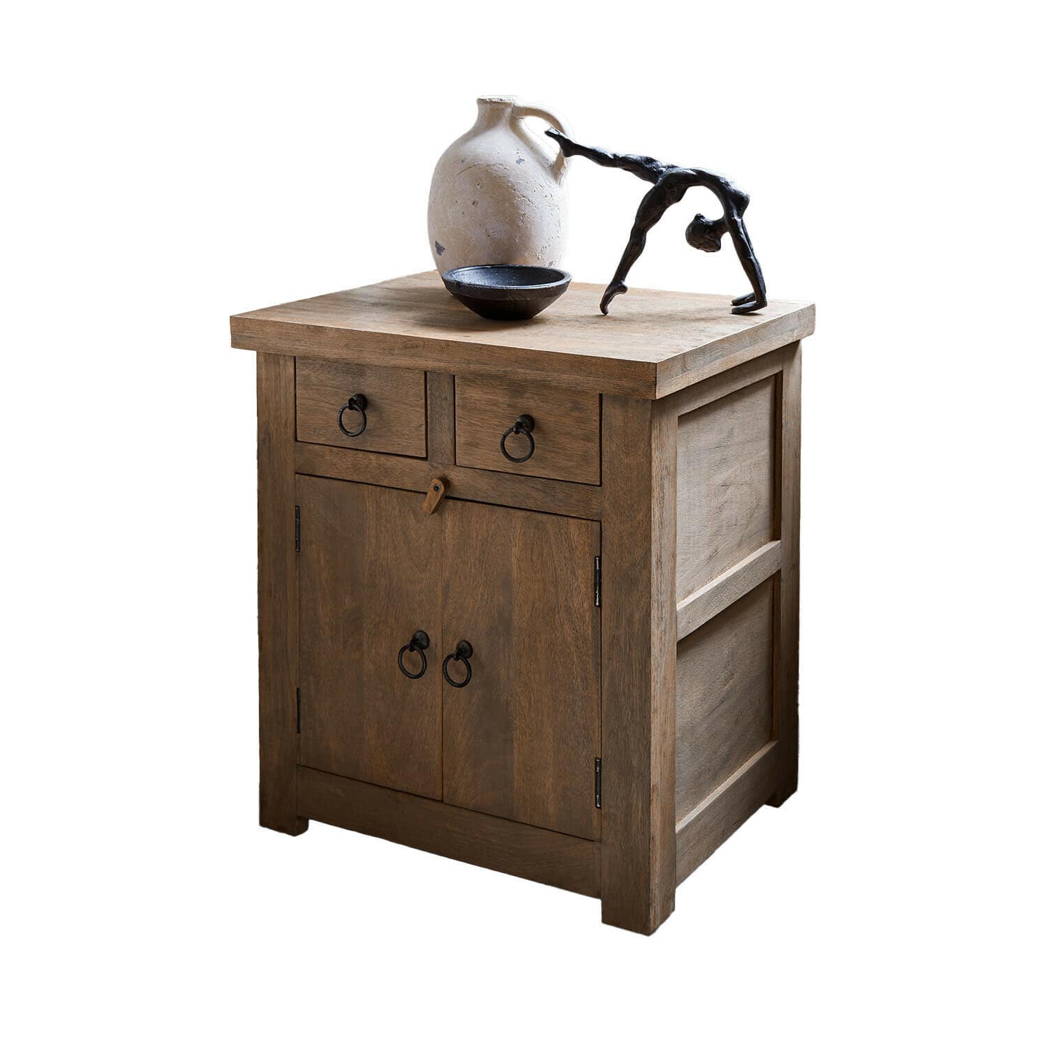 Houten kast in natuurlijke houtkleur met twee lades en deuren, versierd met witte keramiek en zwart beeld