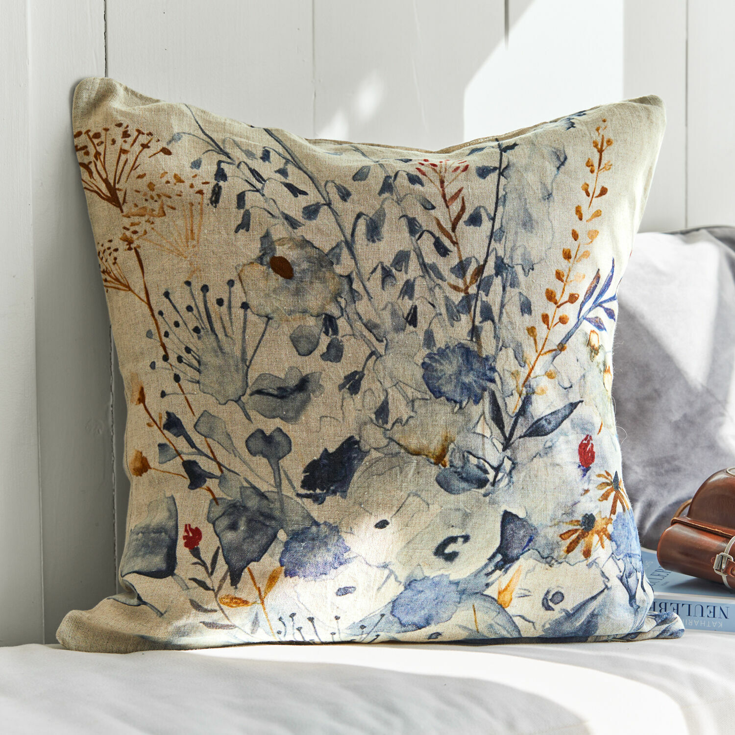 Decoratief linnen kussen in beige met blauwbruine bloemenprint, stijlvol voor woonkamer