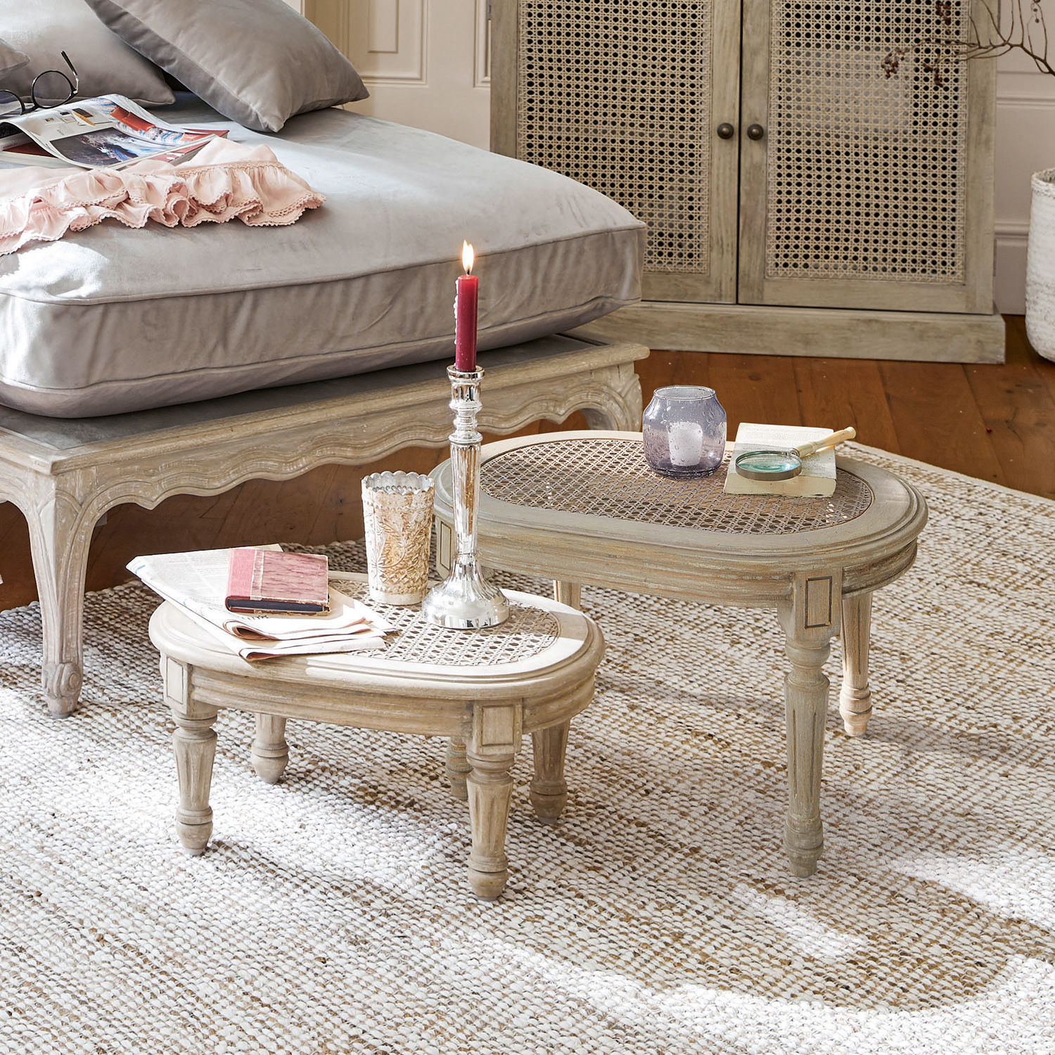 Bijzettafel set van 2 Dronne Twee beige salontafels van hout en riet op een lichte vloerkleed in een gezellige woonkamer