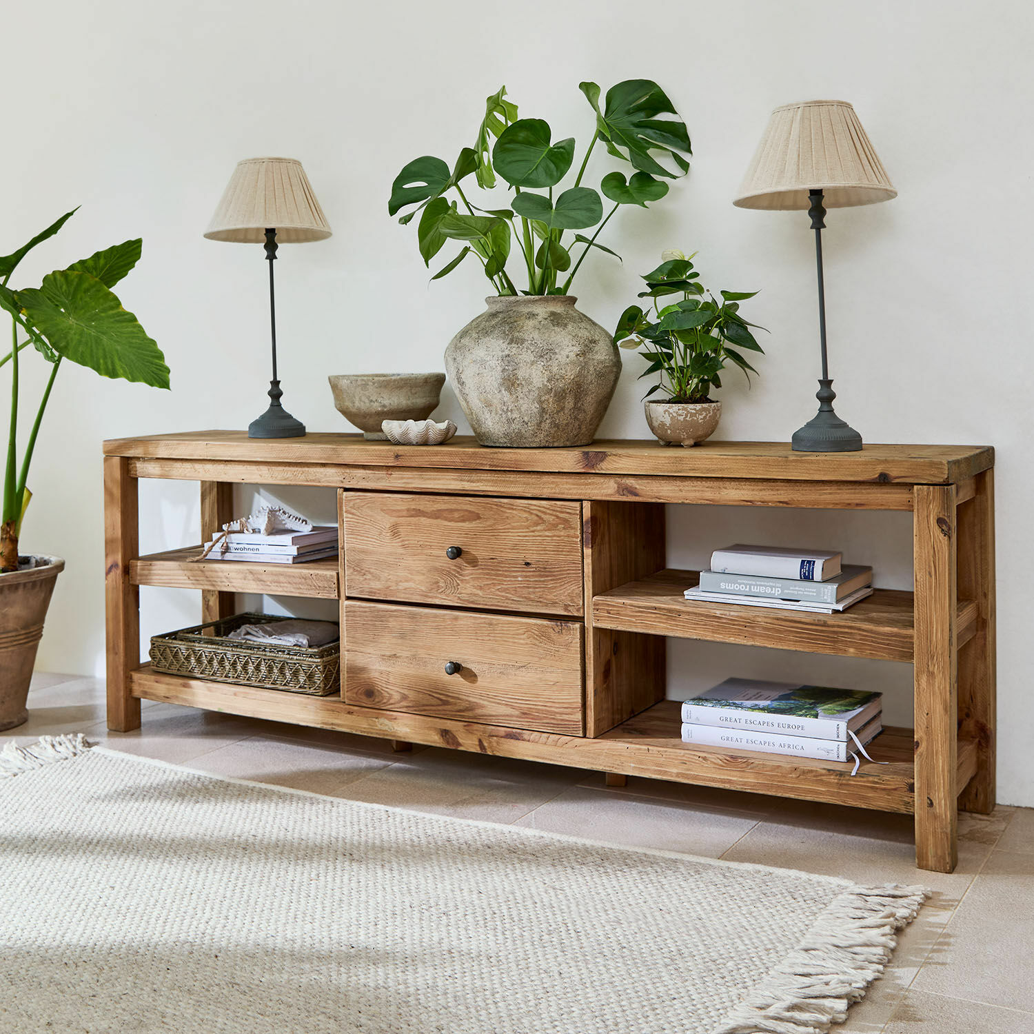 Sideboard Ainvelle Houten sidetable met lades en planken, versierd met planten en beige lampen, natuurlijke houtkleur