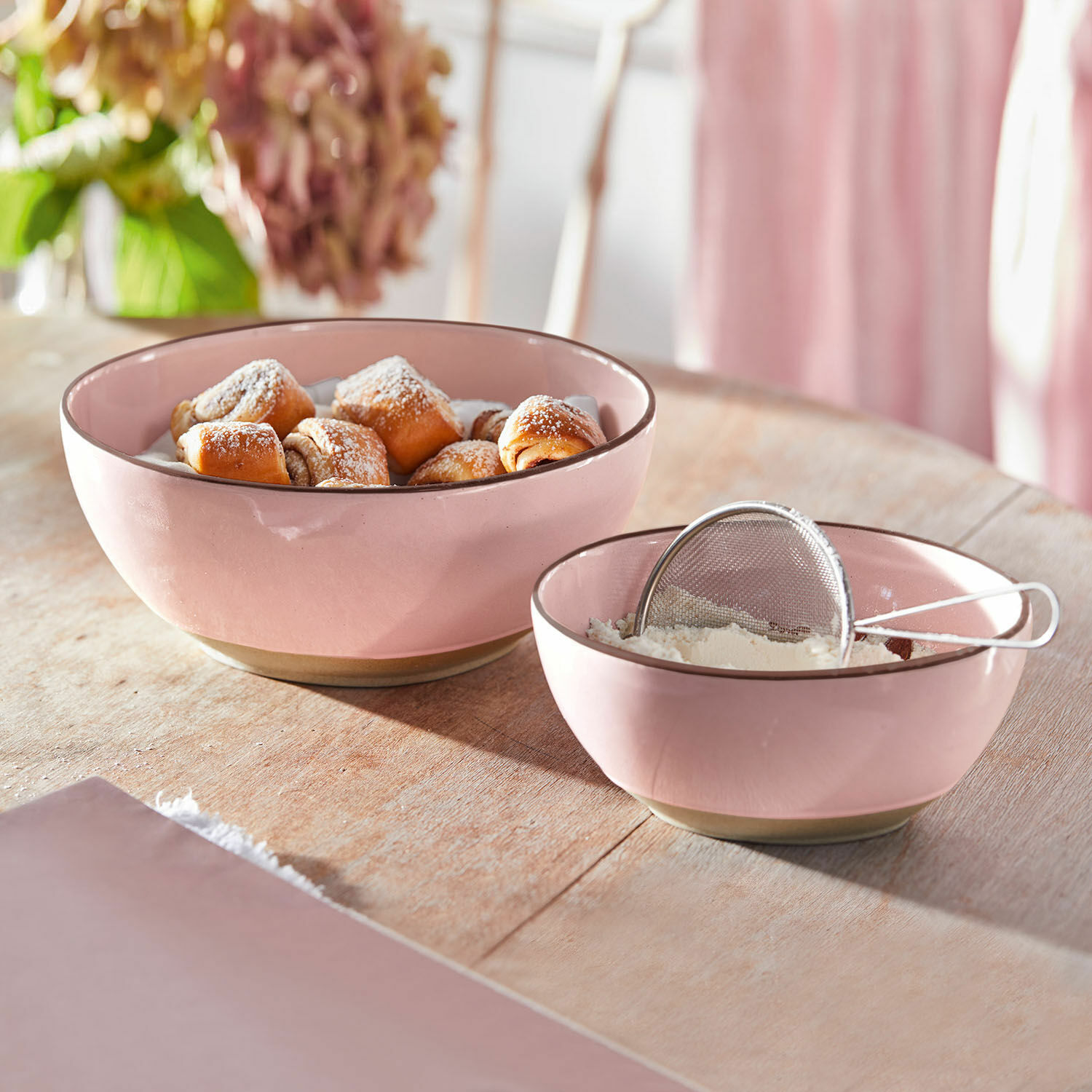 Kom set van 2 Biarré Roze keramische kommen met gebak en bloem op houten tafel in keuken