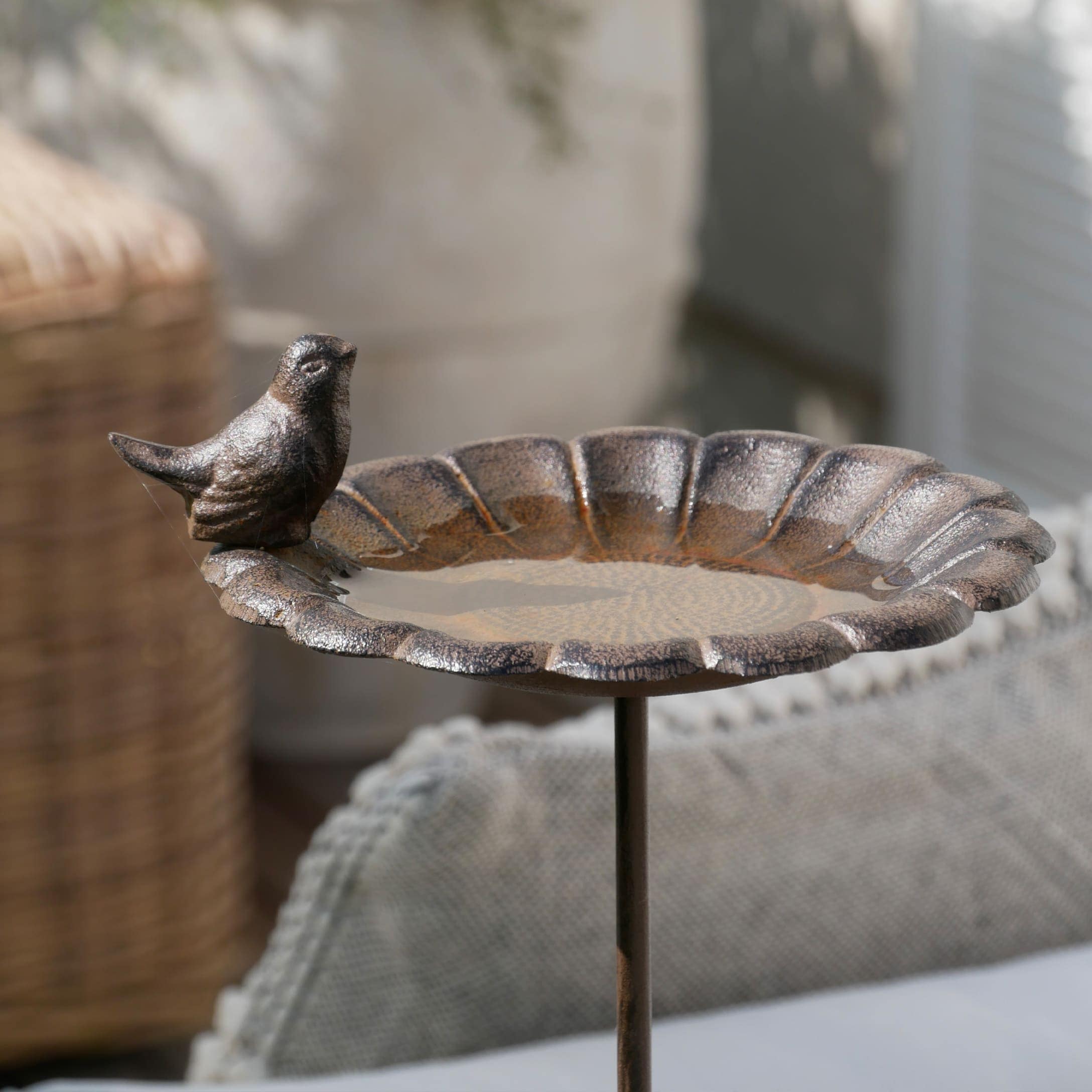 Bruine metalen vogelbad met decoratieve vogel, ideaal voor tuin en vogels