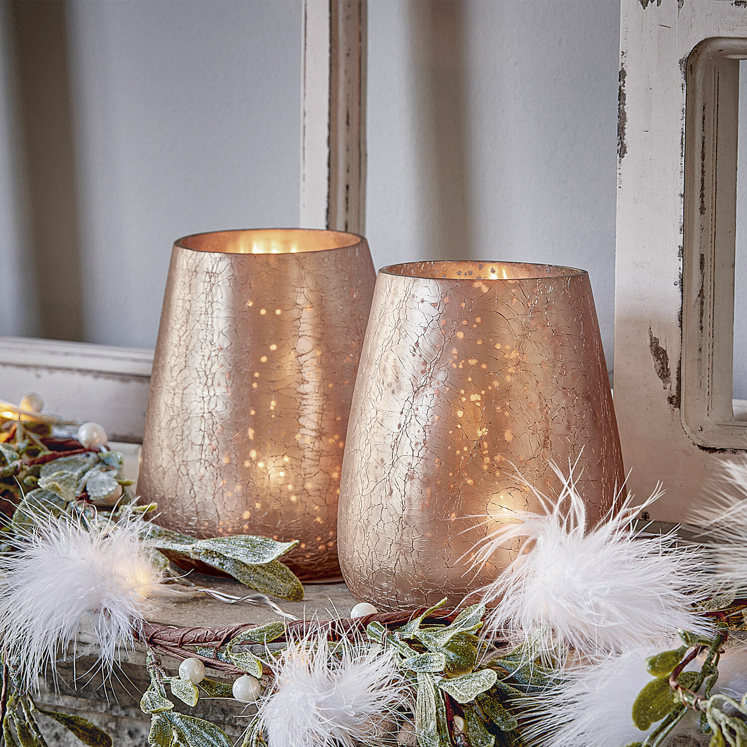 Twee koperen glazen windlichten met barst-effect en decoratieve LED-lichtjes voor binnen