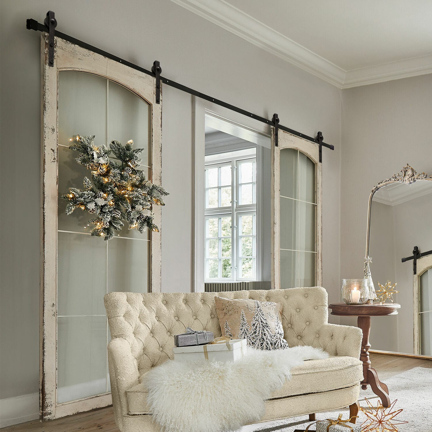 Dubbele schuifdeur Incles Beige gestoffeerde bank met bontdeken en kerstdecoratie in lichte woonkamer met schuifdeuren