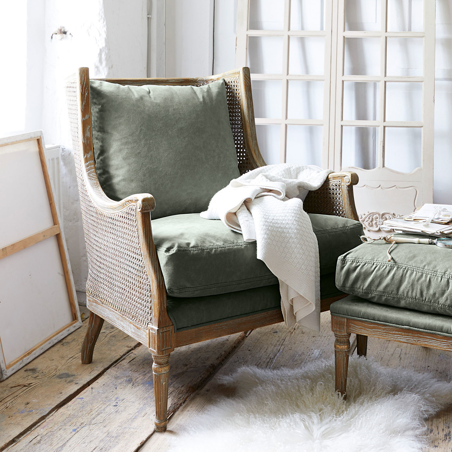 Fauteuil Greenbrier Fauteuil met houten frame en groene stofbekleding, witte deken op lichte schapenvacht