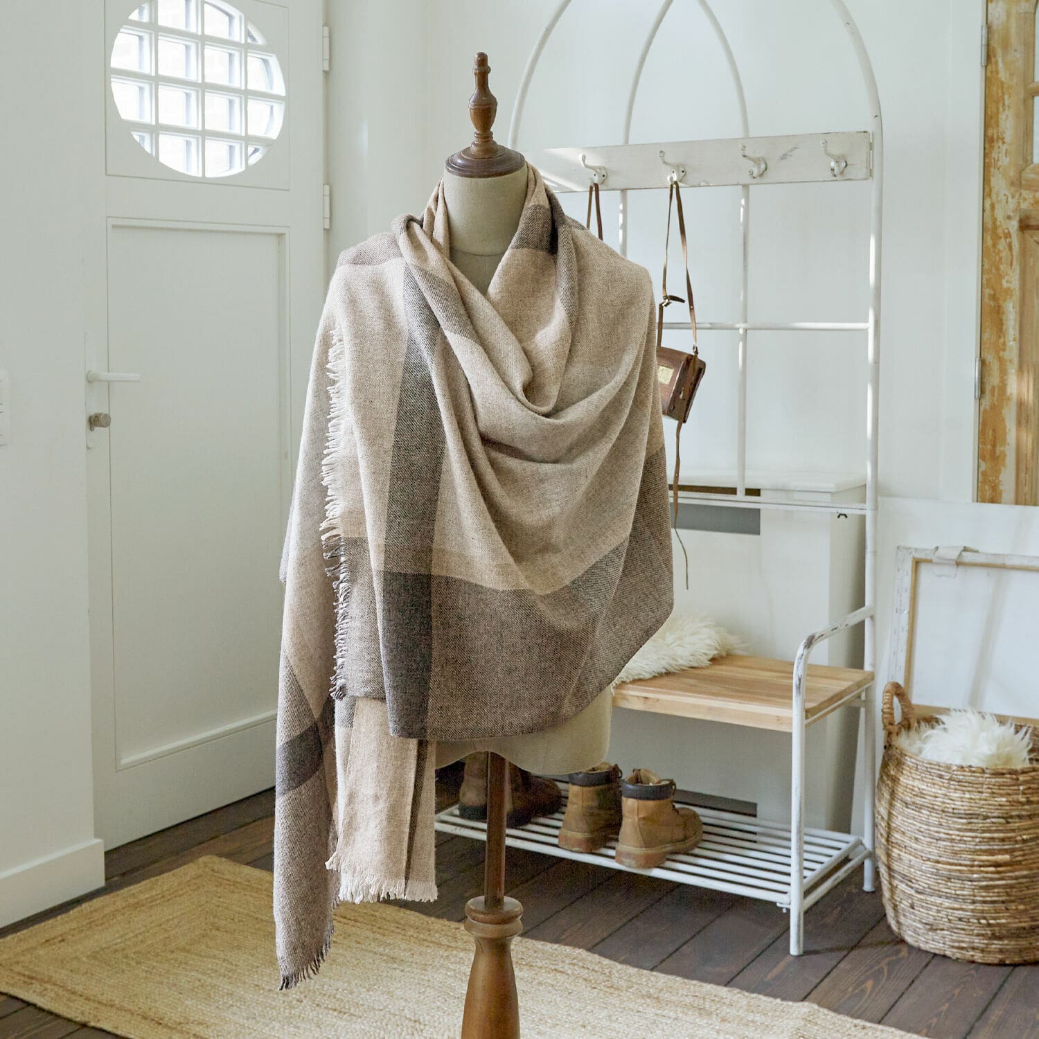 Sjaal Dénarine Beige-grijze sjaal van zacht materiaal op paspop in lichte kamer met houten vloer