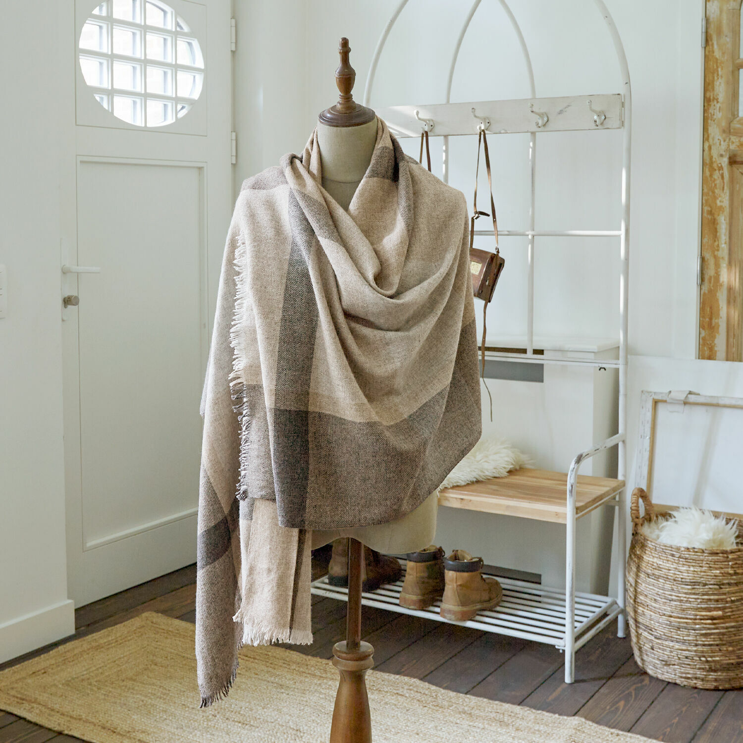 Sjaal Dénarine Beige-grijze sjaal van zacht materiaal op paspop in lichte kamer met houten vloer