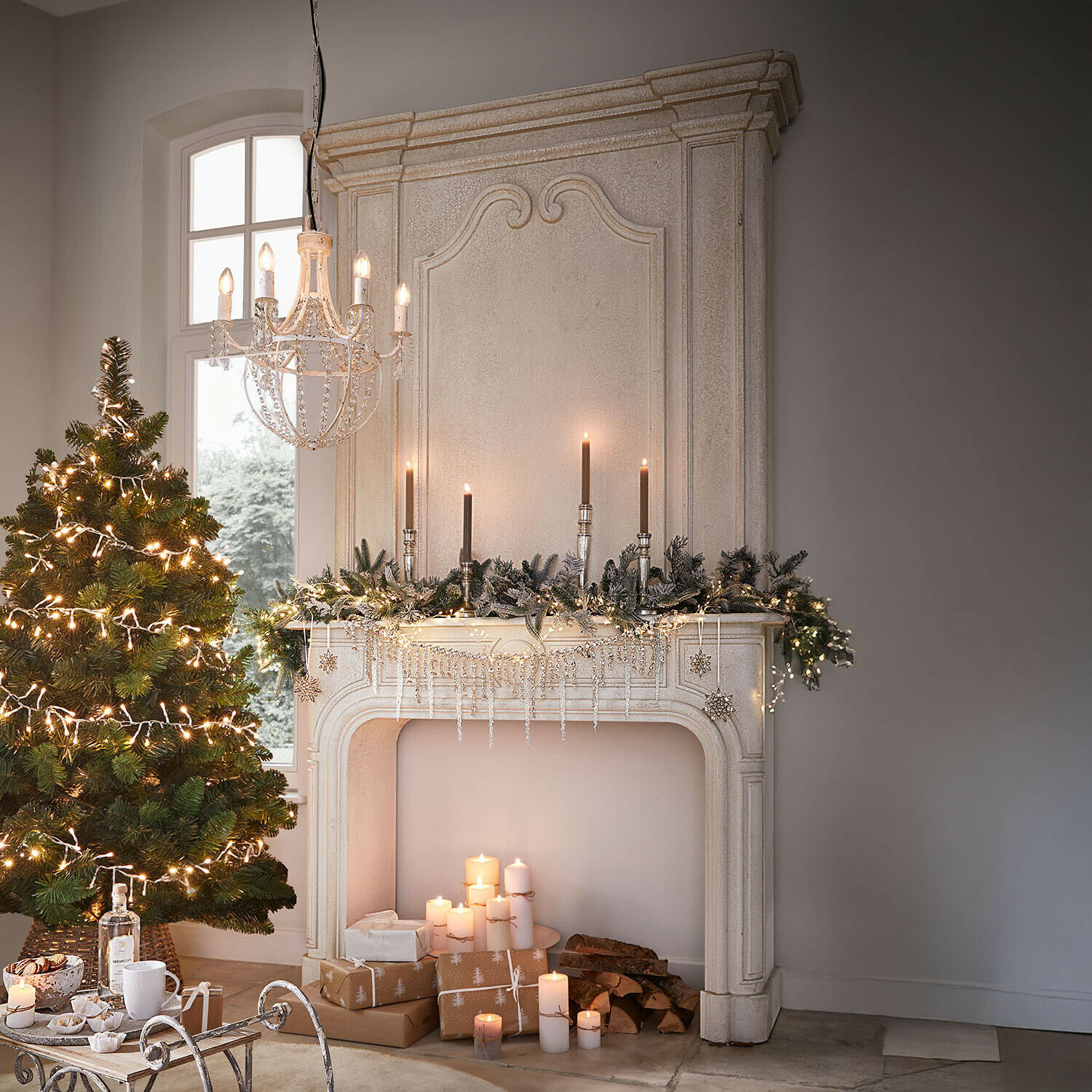 Haardschouw Tarenfield Lichte stenen open haard met kerstdecoratie, brandende kaarsen en verlichte kerstboom in gezellige kamer