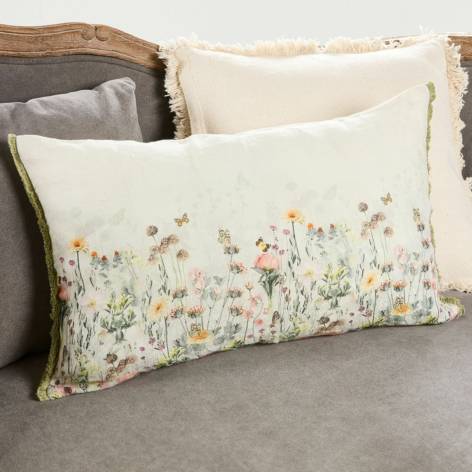 Kussenhoes Yseline Rechthoekig decoratief kussen van katoen in crème met bloemen- en vlinderprint